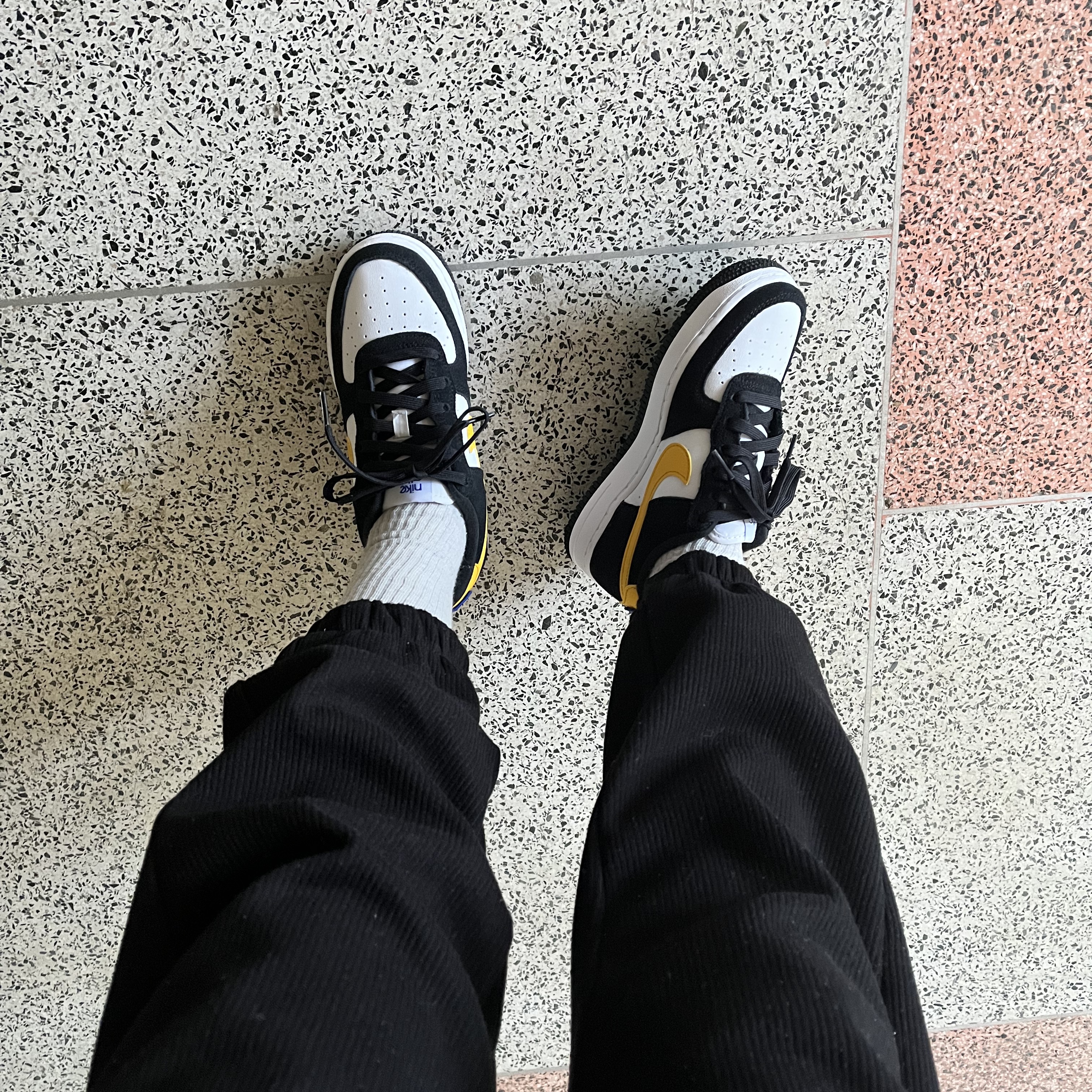 (GS) Nike Air Force 1 LV8 Athletic Club Black Dark Sulfur 착용 스타일 - 2