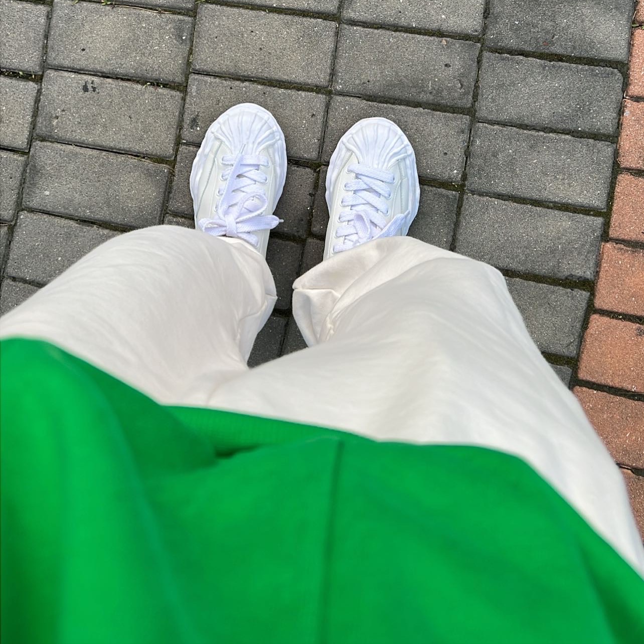 Grailz Geometry Hoodie Celtic Green, Maison Mihara Yasuhiro Blakey OG Sole Leather Low-top Sneakers White 착용 스타일