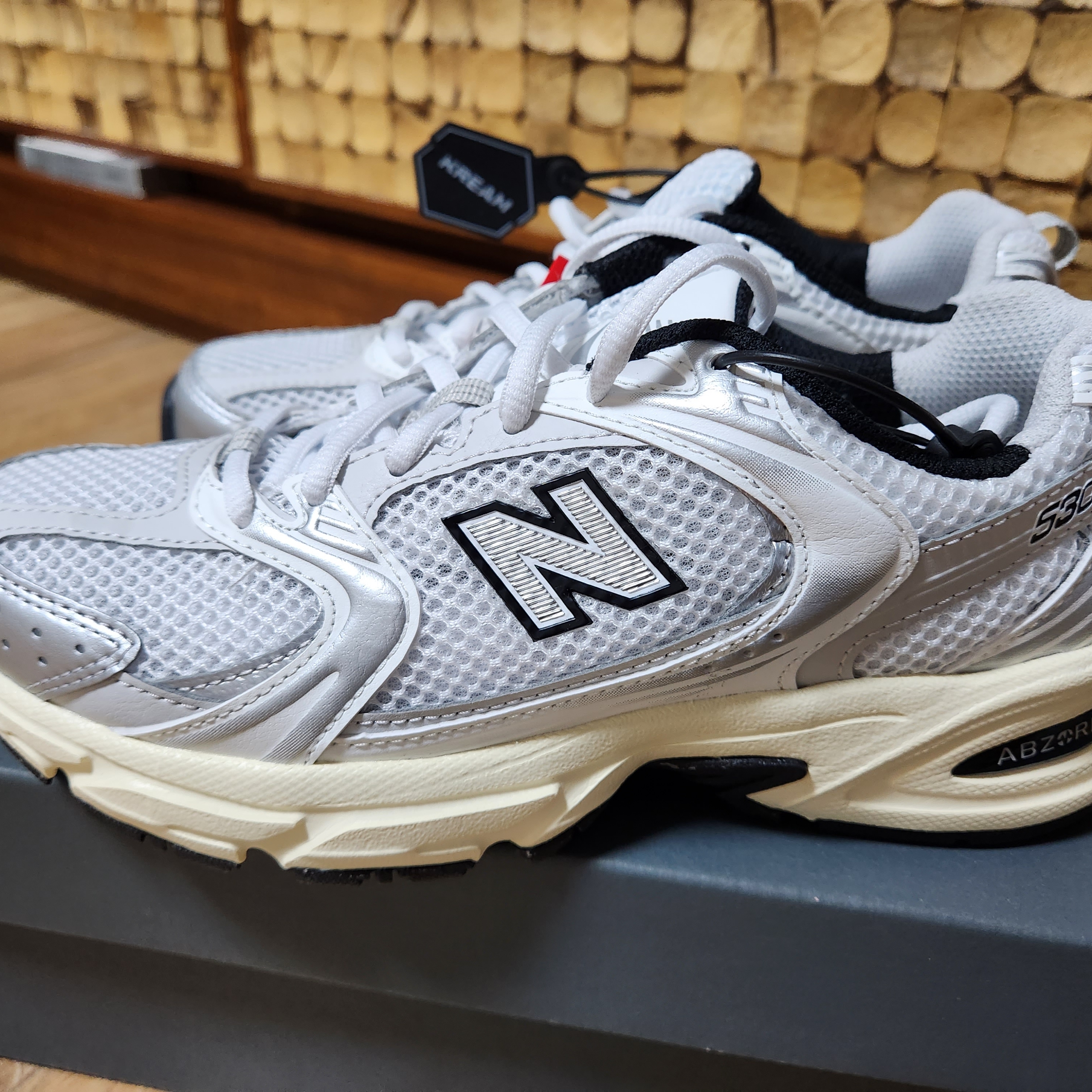 New Balance 530 Silver Cream 착용 스타일