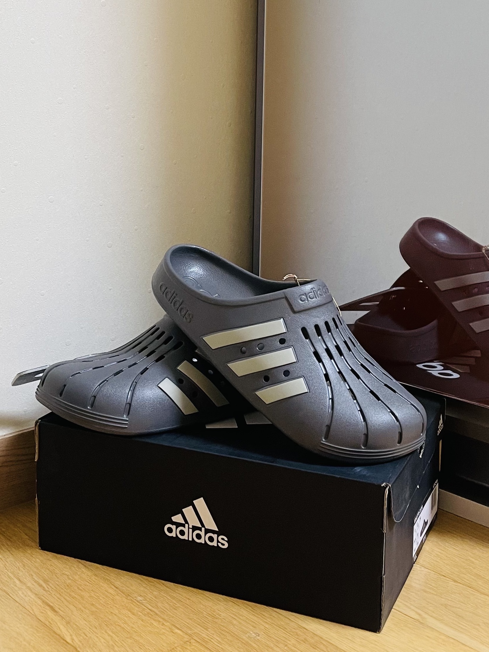 Adidas Adilette Clogs Grey Four 착용 스타일
