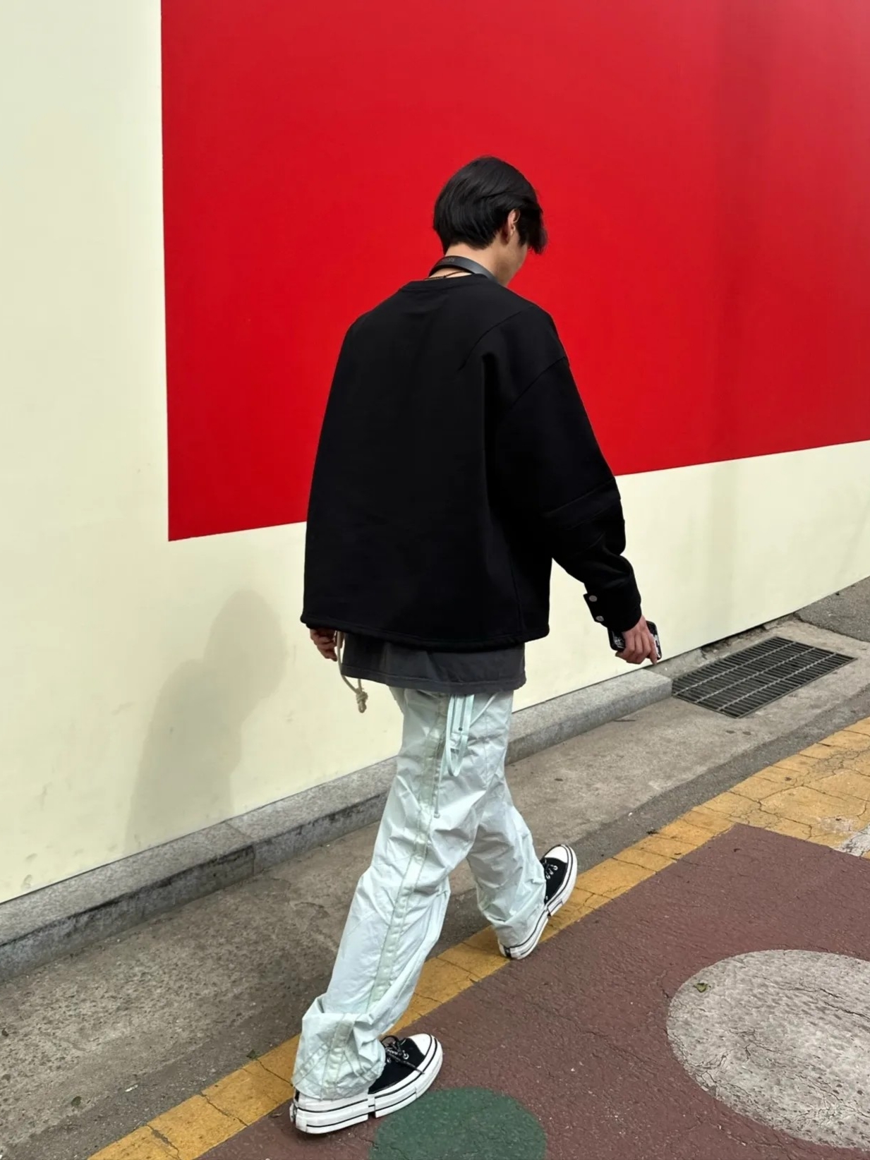 컨버스 x 펑첸왕 척 70 투인원 내츄럴 아이보리 블랙 착용 스타일 - 2