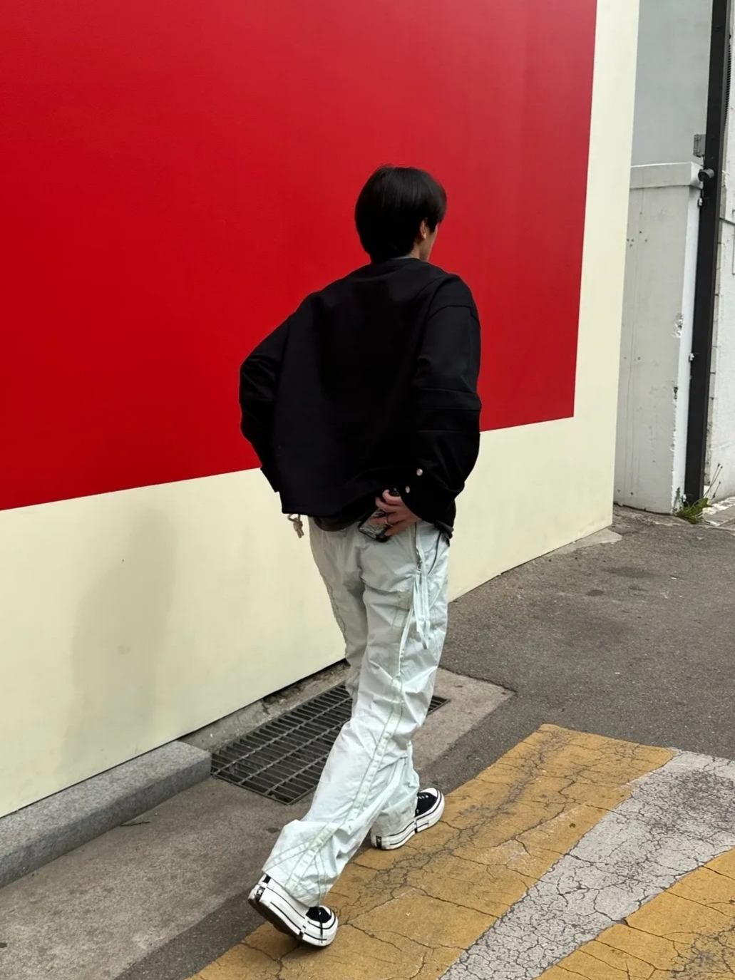 컨버스 x 펑첸왕 척 70 투인원 내츄럴 아이보리 블랙 착용 스타일 - 1