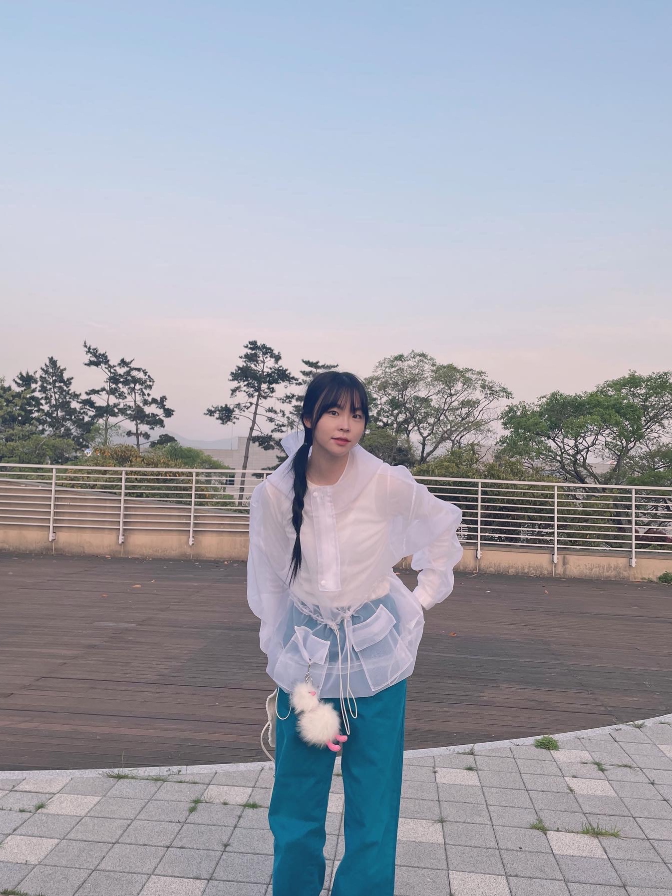 Jacquemus Le Bob Artichaut Bucket Hat Off White, Salomon RX Slide 3.0 Pewter 착용 스타일 - 4