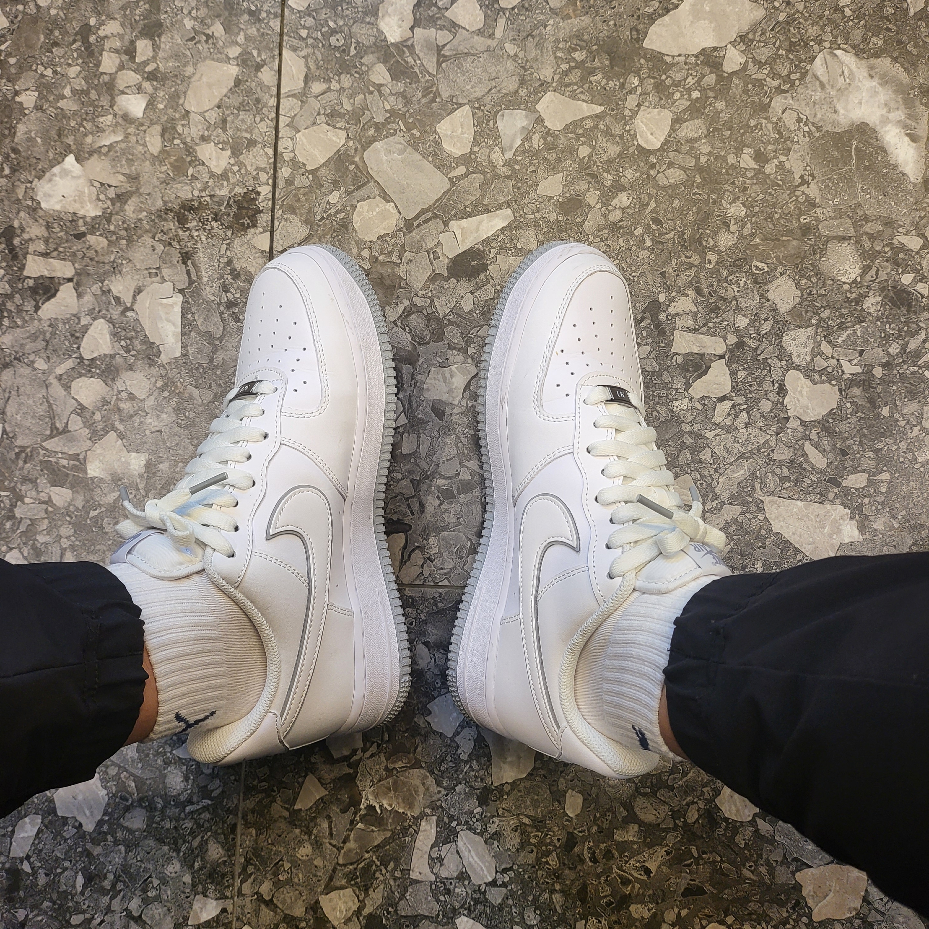 Nike Air Force 1 '07 White Wolf Grey 착용 스타일