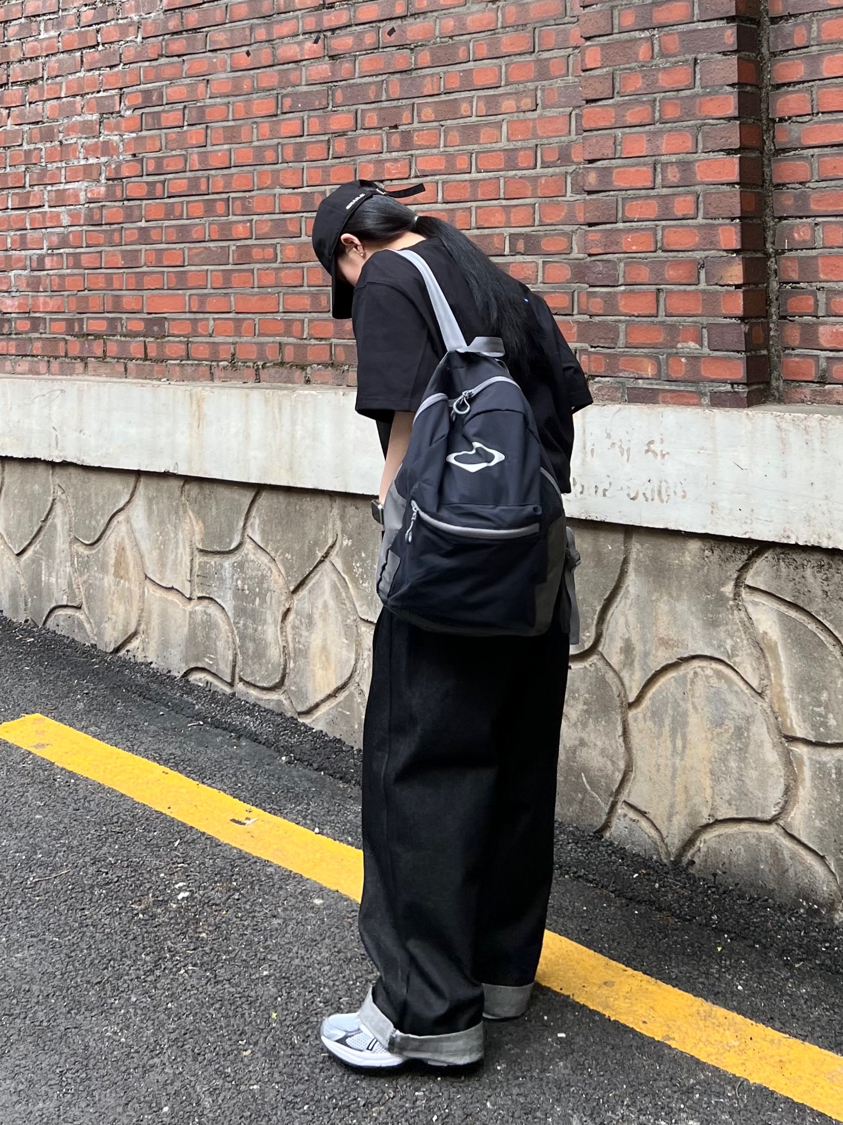 Ader Error Sig; TRS/BL Tag T-Shirt 01 Black, Mischief Rhombus Light Weight Backpack Black - The Hyundai Seoul Exclusive 착용 스타일 - 3