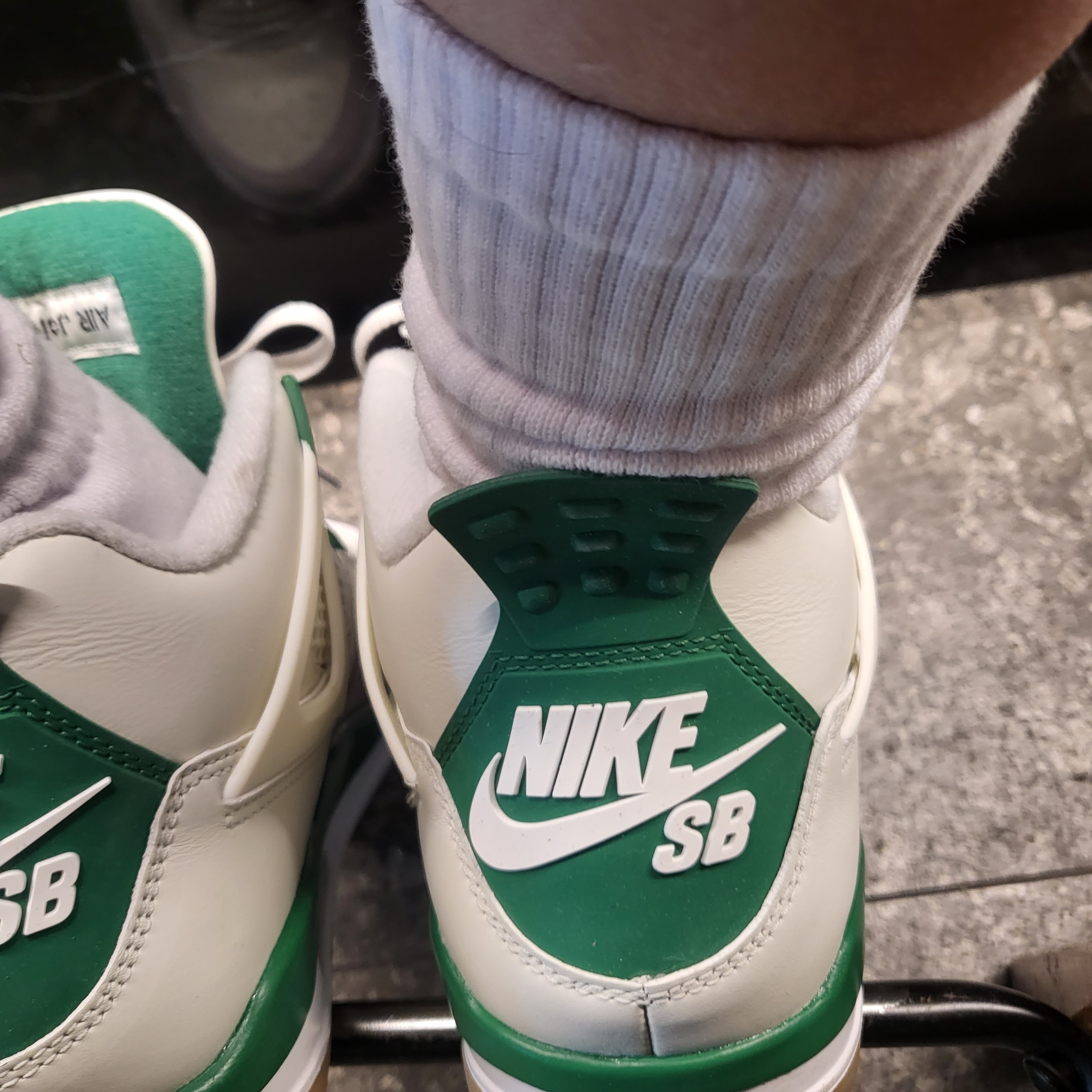 Jordan 4 x Nike SB Retro SP Pine Green 착용 스타일 - 3