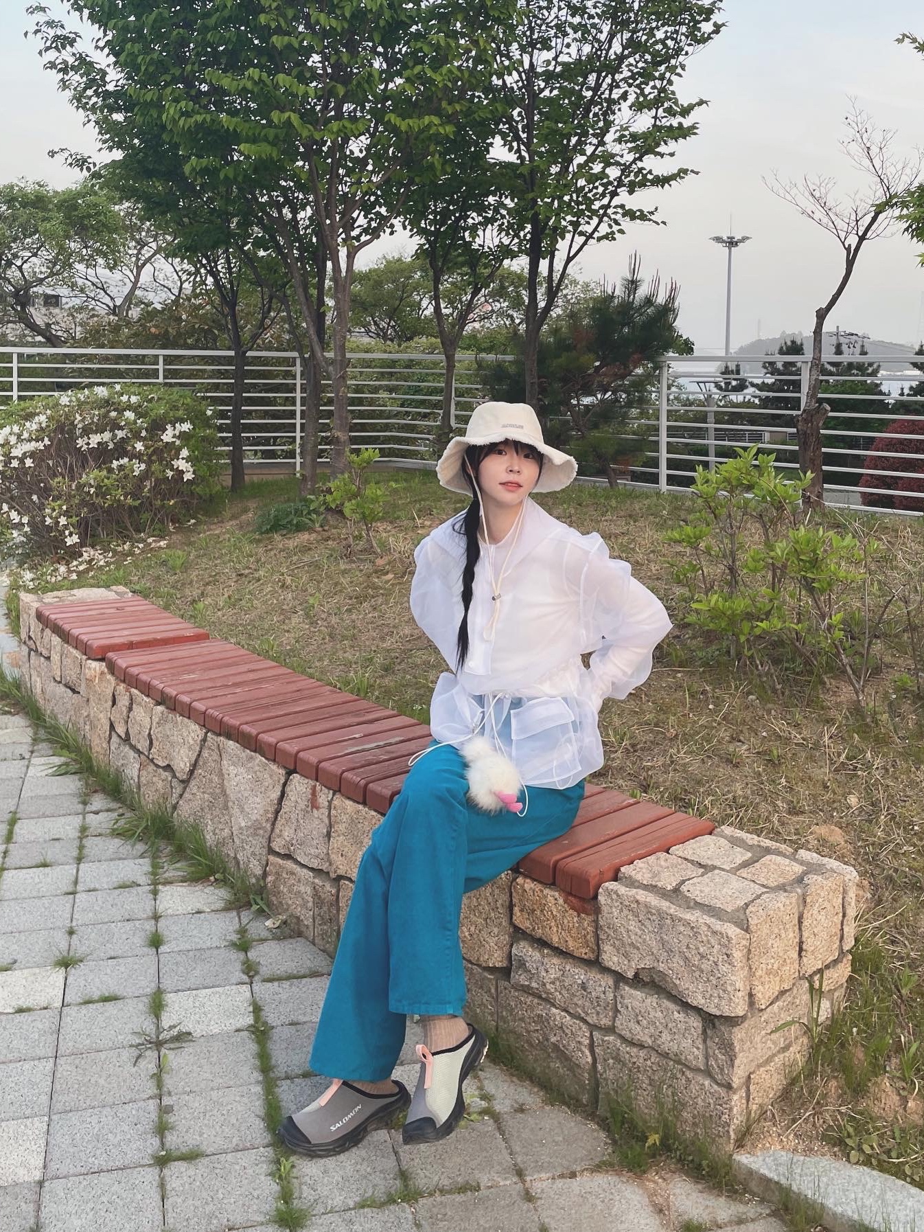 Jacquemus Le Bob Artichaut Bucket Hat Off White, Salomon RX Slide 3.0 Pewter 착용 스타일 - 2