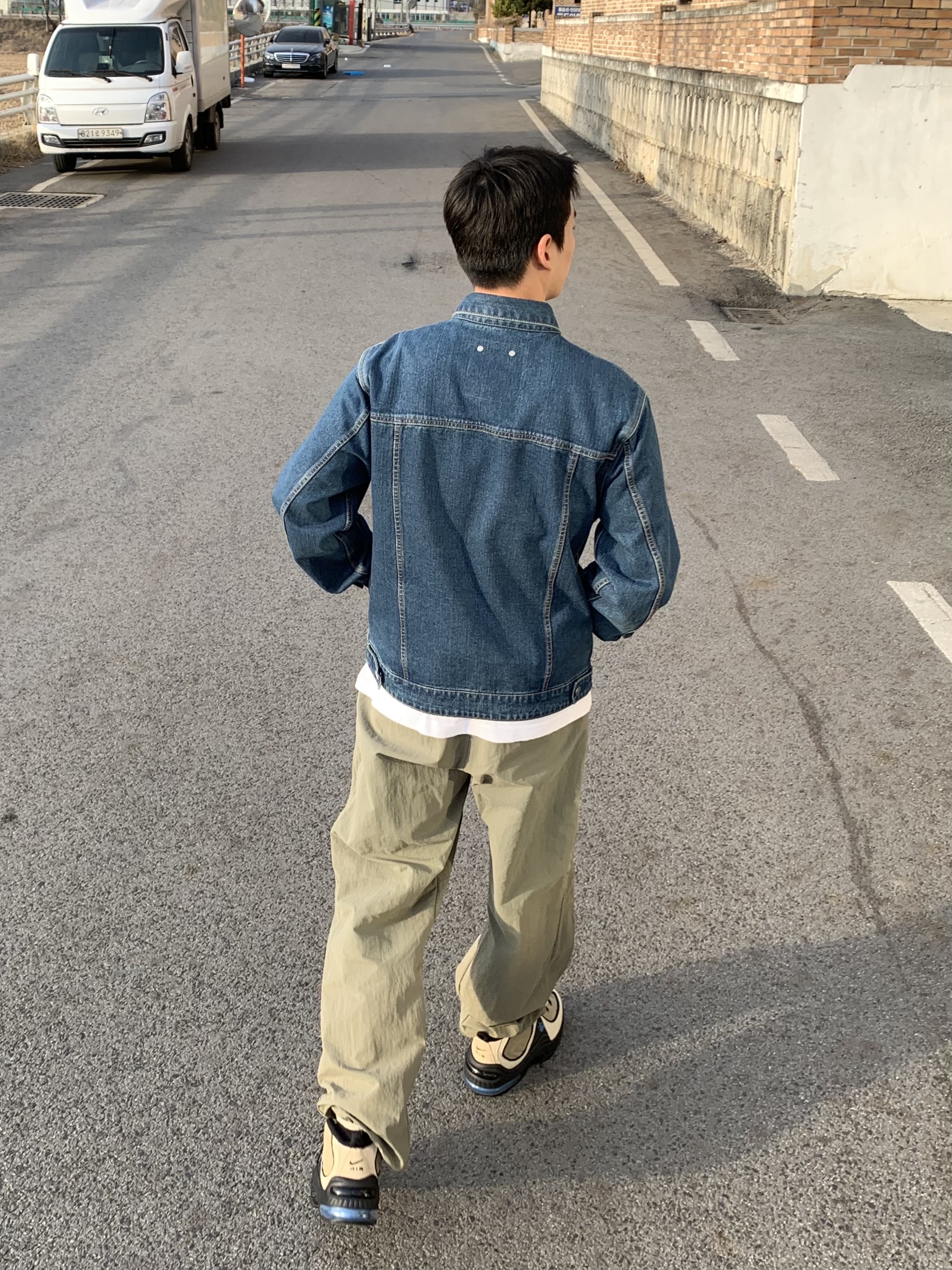 나이키 x 스투시 에어 페니 2 라탄 앤 라임스톤, 산산기어 지퍼 팬츠 그린 - 22SS 착용 스타일 - 4