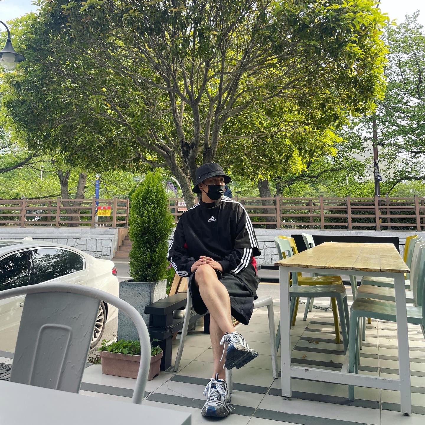 Balenciaga 3XL Sneakers Worn Out Grey White Blue, Balenciaga x Adidas Oversized Long Sleeve T-Shirt Black 착용 스타일 - 2