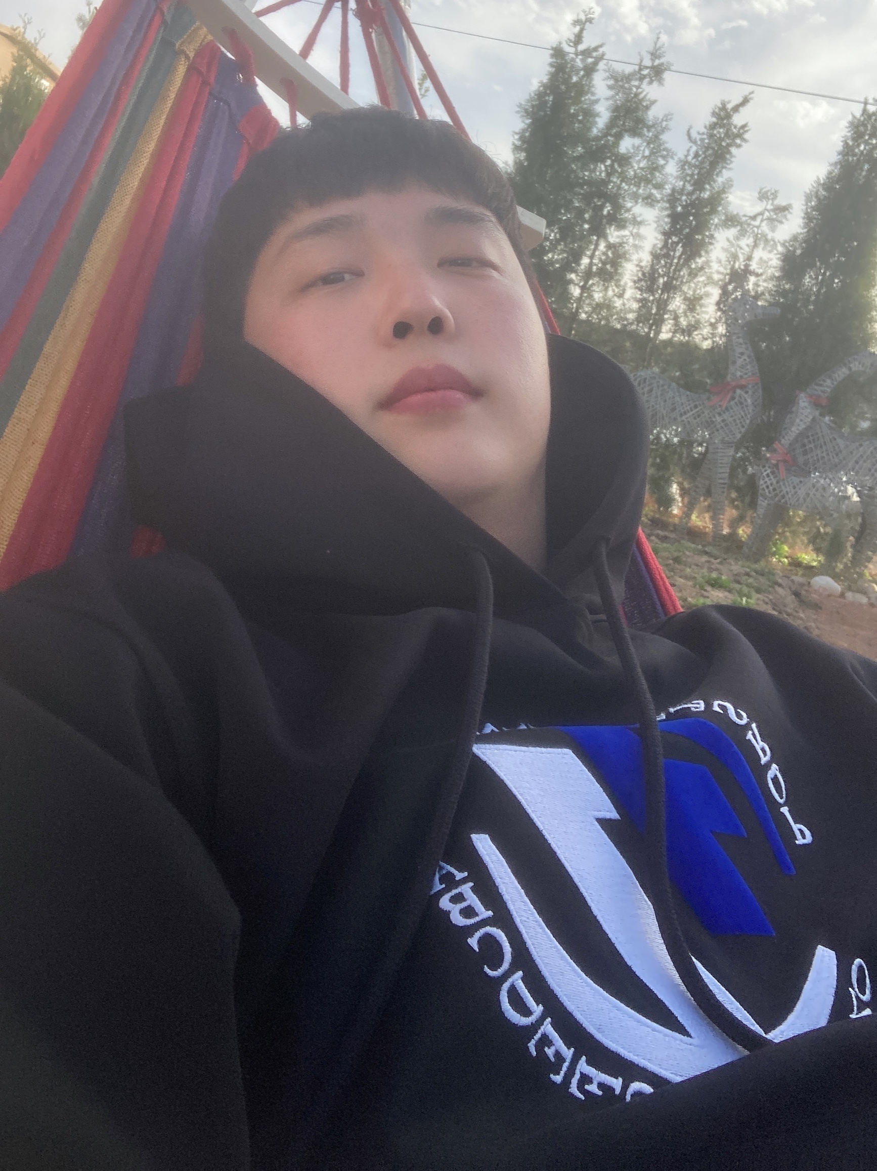 Zara x Ader Error Embroidery Hooded Sweatshirt Black 착용 스타일
