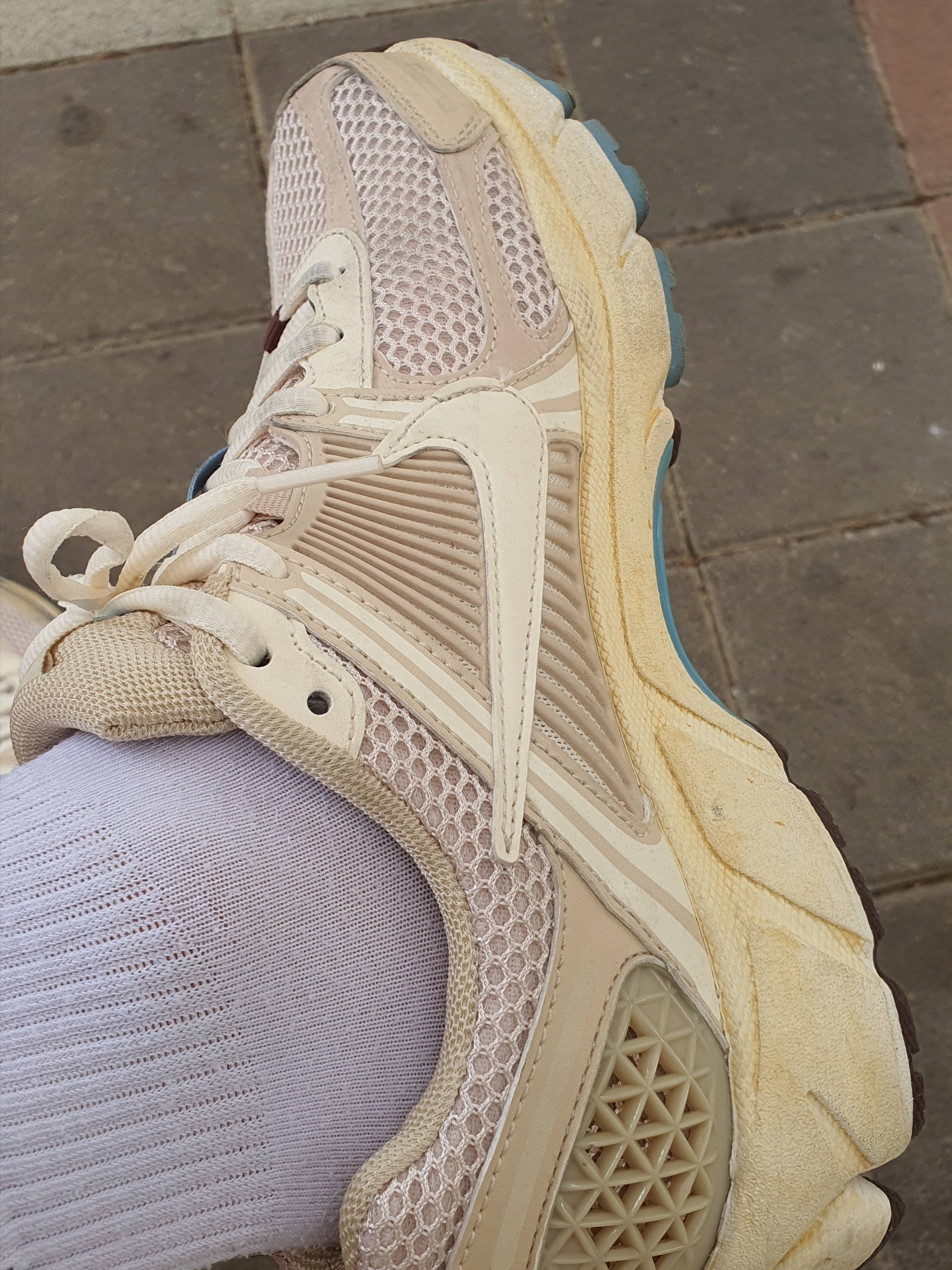 (W) Nike Zoom Vomero 5 Oatmeal 착용 스타일