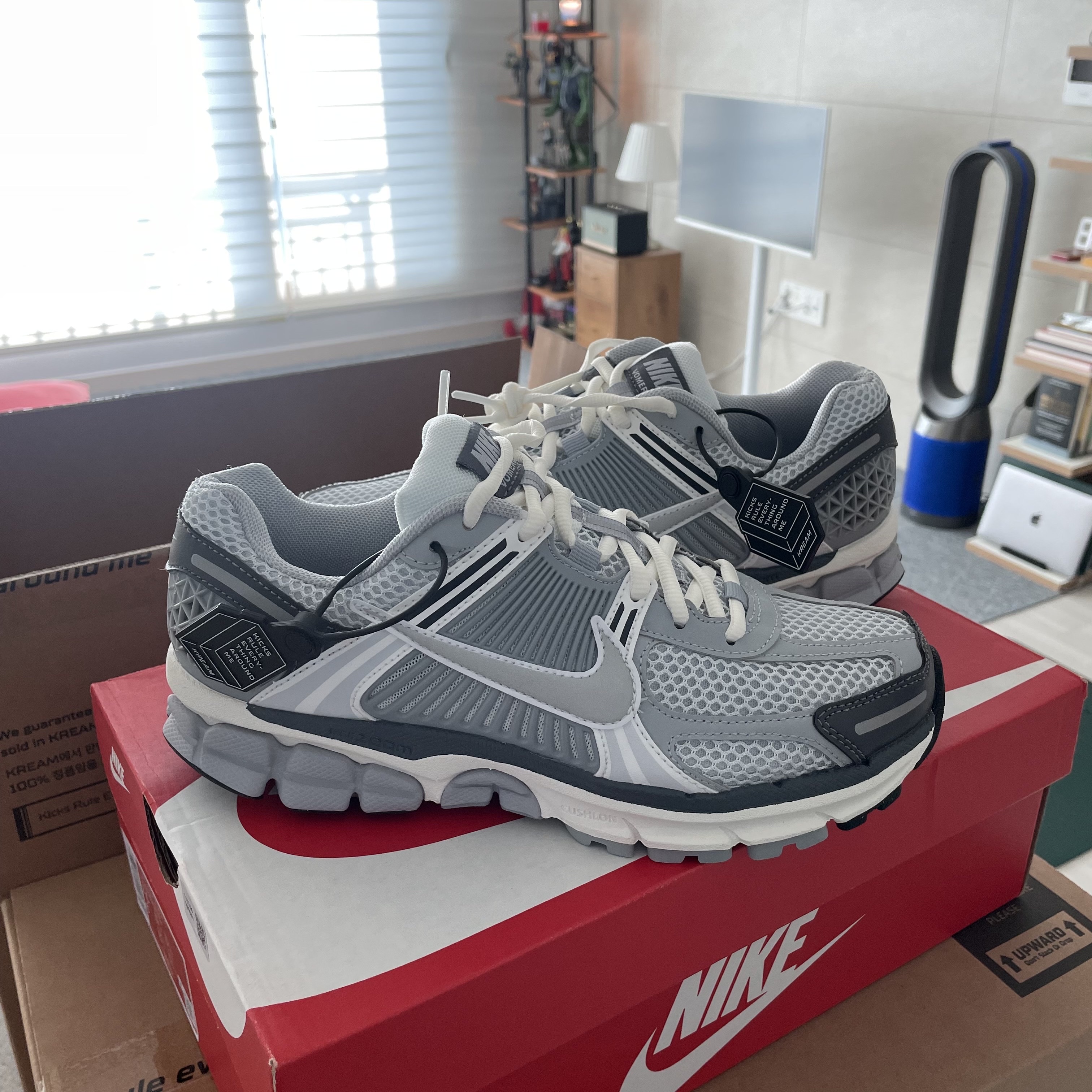 (W) Nike Zoom Vomero 5 Pure Platinum Metallic Silver 착용 스타일