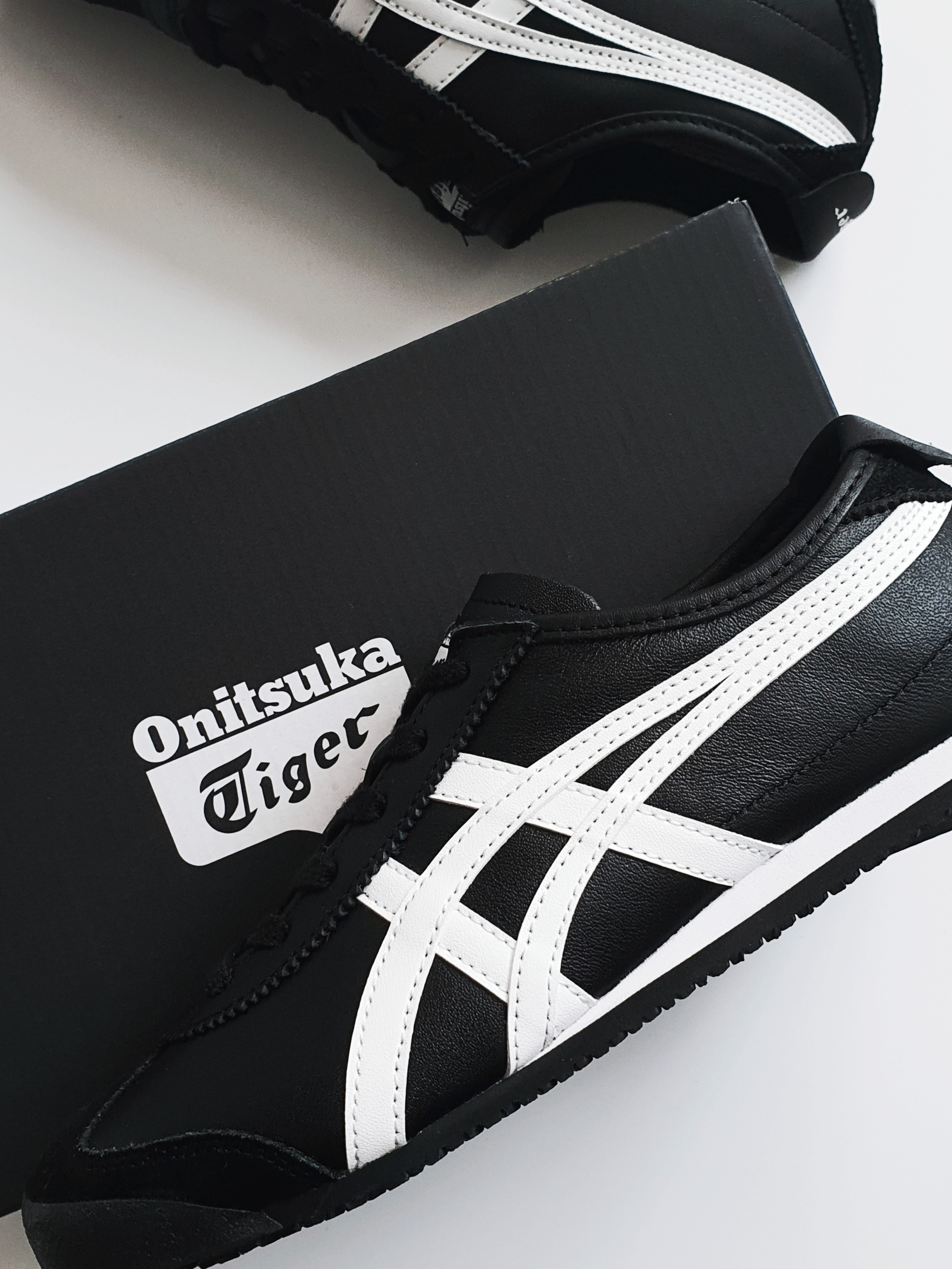 Onitsuka Tiger Mexico 66 Black White 착용 스타일 - 3