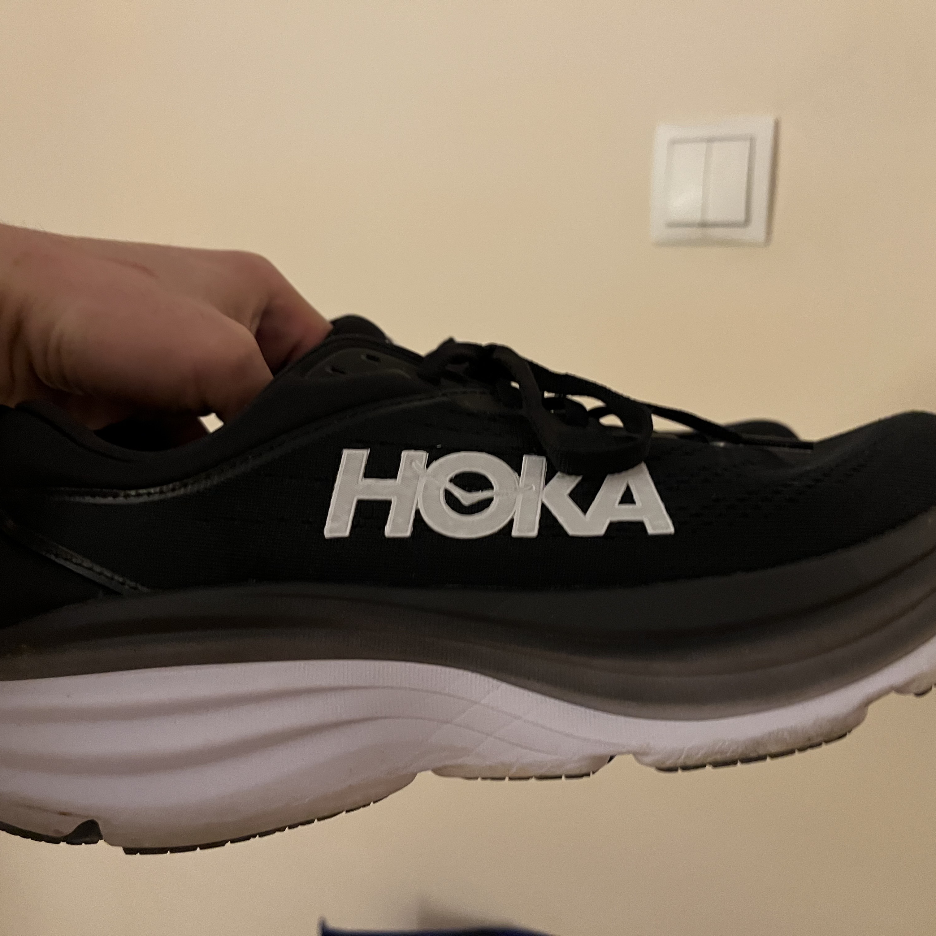 Hoka Bondi 8 Black White - Wide 착용 스타일 - 1