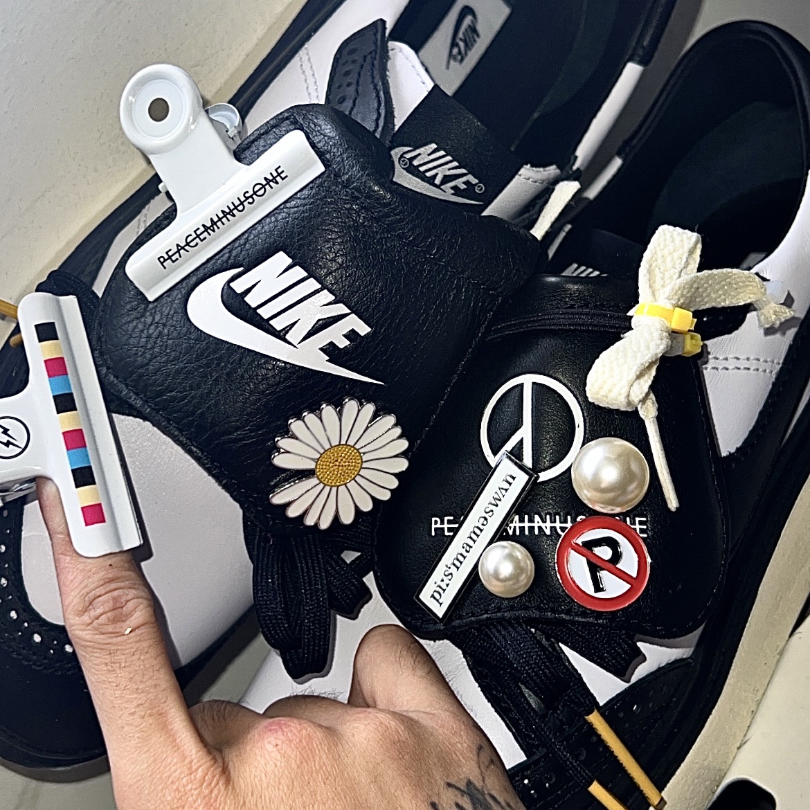 Nike x Peaceminusone Kwondo1 Black and White, Peaceminusone x The Conveni Bulldog Clip Multi 착용 스타일 - 1