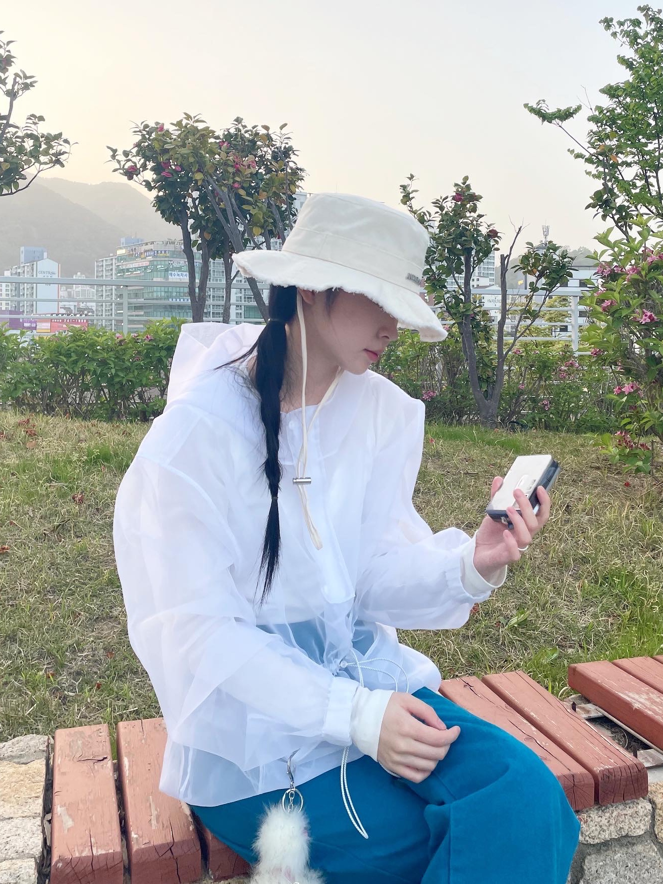 Jacquemus Le Bob Artichaut Bucket Hat Off White, Salomon RX Slide 3.0 Pewter 착용 스타일 - 3