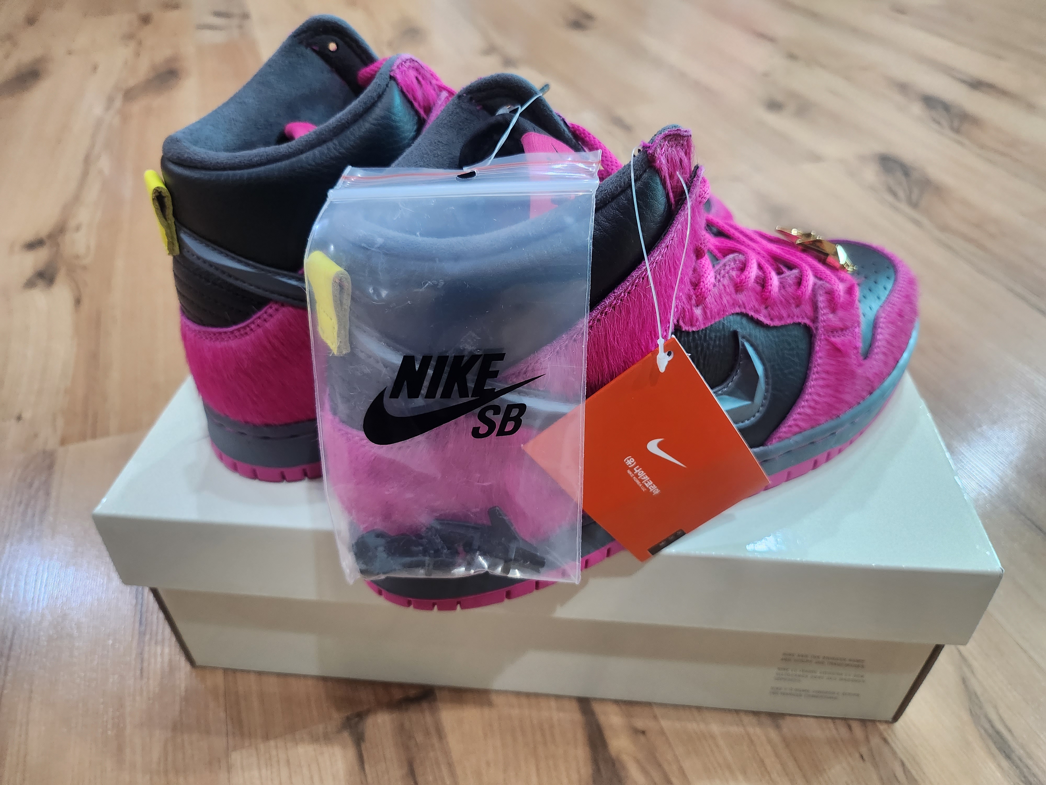 Nike x Run The Jewels SB Dunk High Active Pink and Black 착용 스타일 - 4