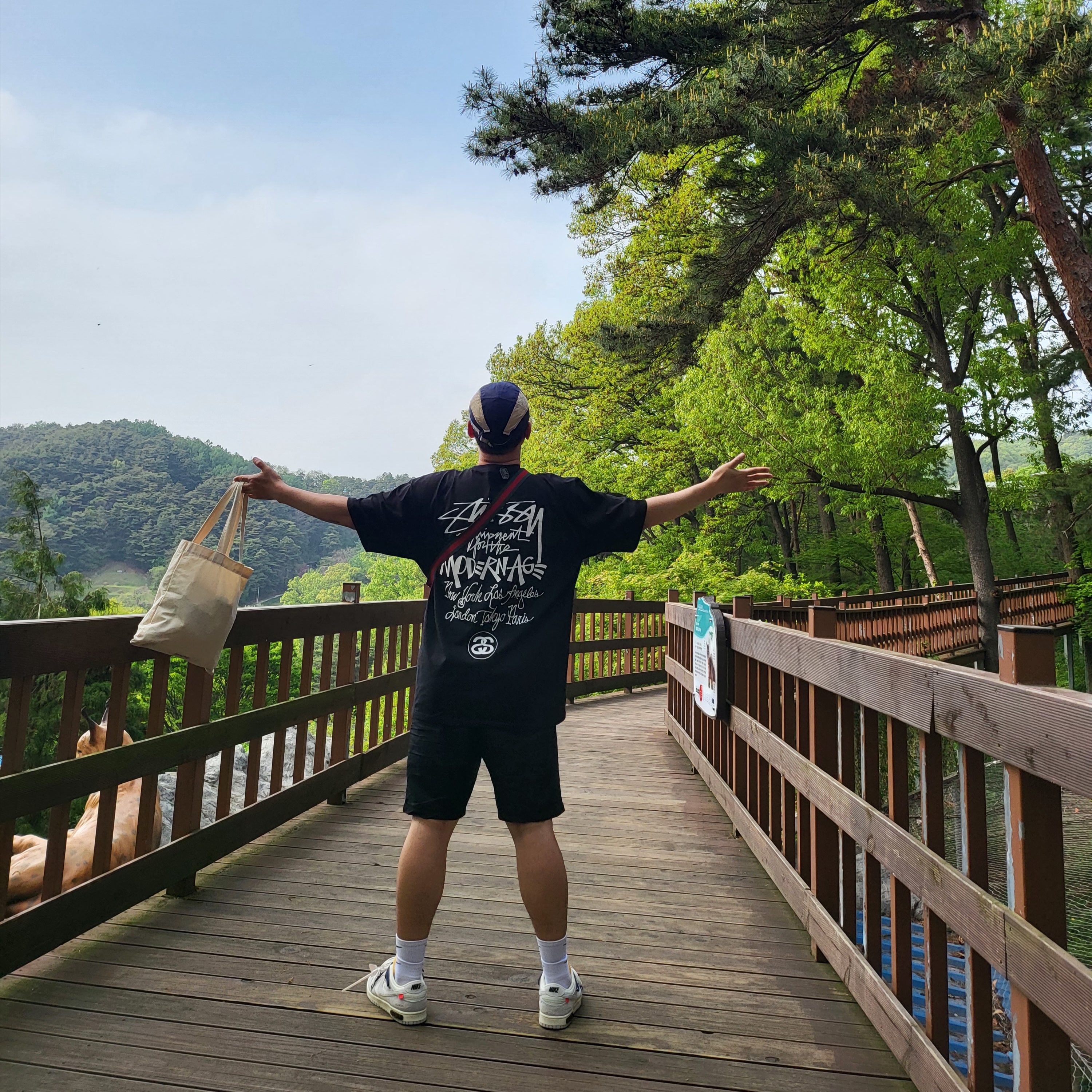 Stussy Modern Age T-Shirt Black, Nike x Cav Empt Tailwind Running Cap Navy 착용 스타일 - 1