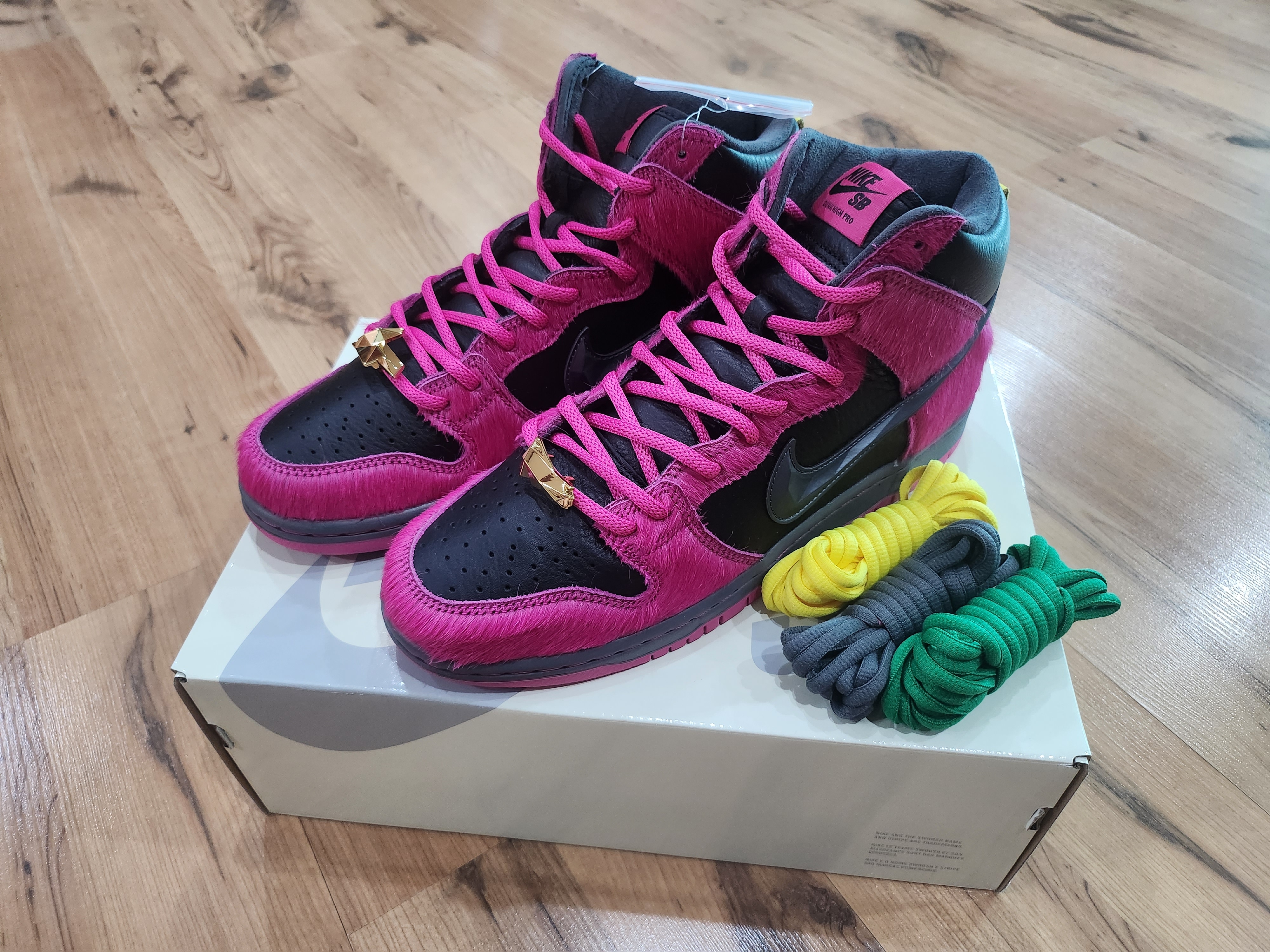 Nike x Run The Jewels SB Dunk High Active Pink and Black 착용 스타일 - 1