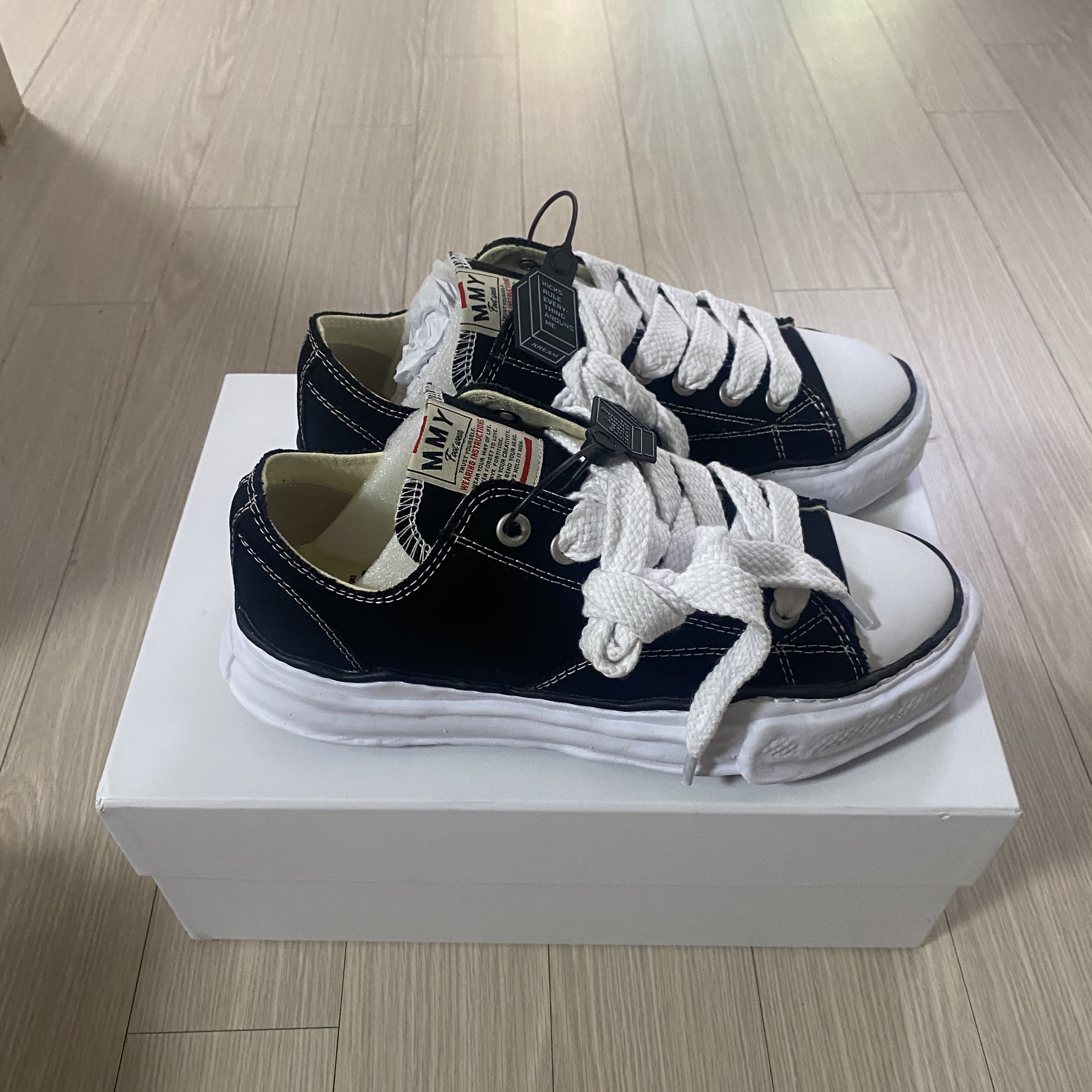 Maison Mihara Yasuhiro Peterson OG Sole Canvas Low Sneakers Black 착용 스타일 - 2
