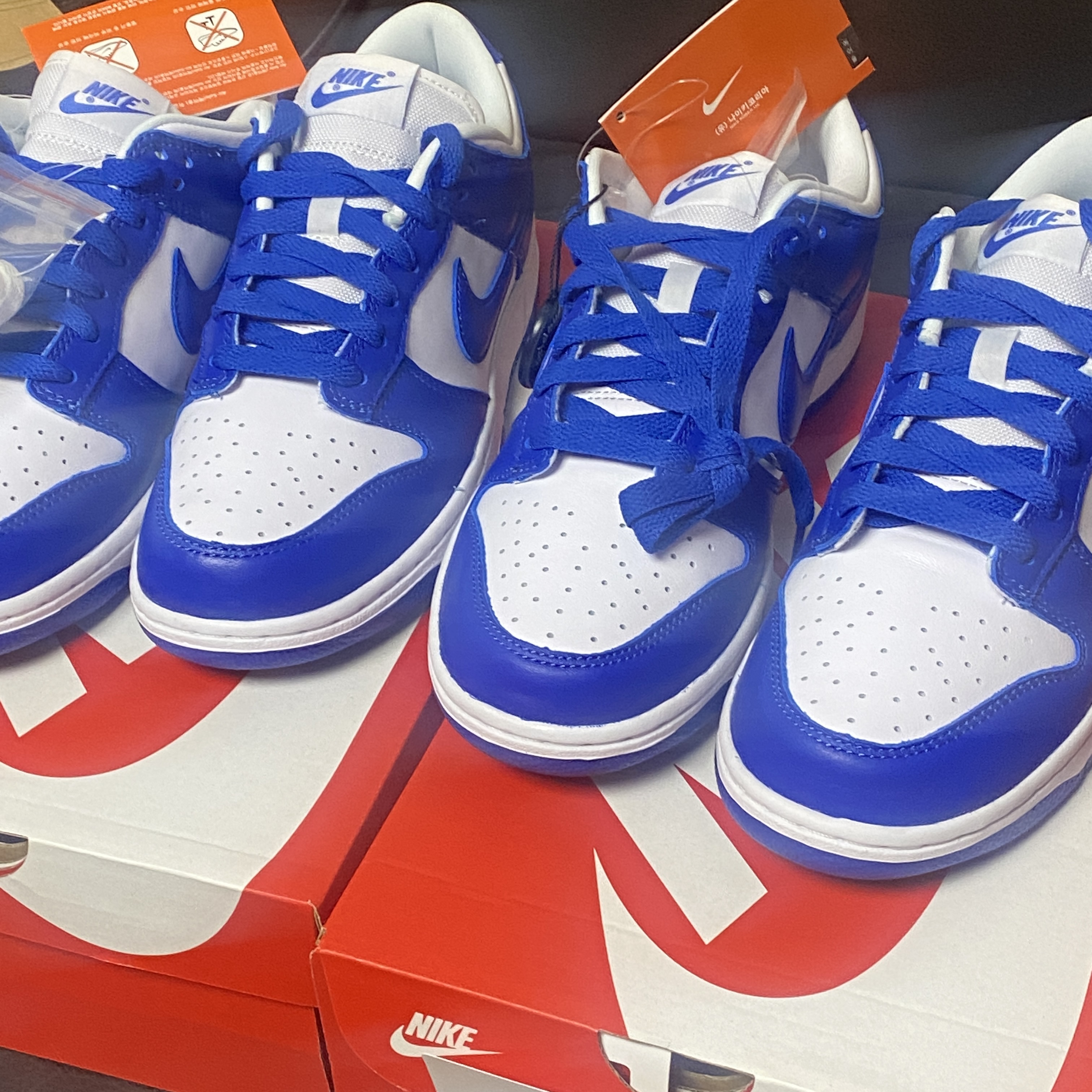 (W) Nike Dunk Low Retro PRM Team Red and White, Nike Dunk Low SP Kentucky 2022 착용 스타일 - 4