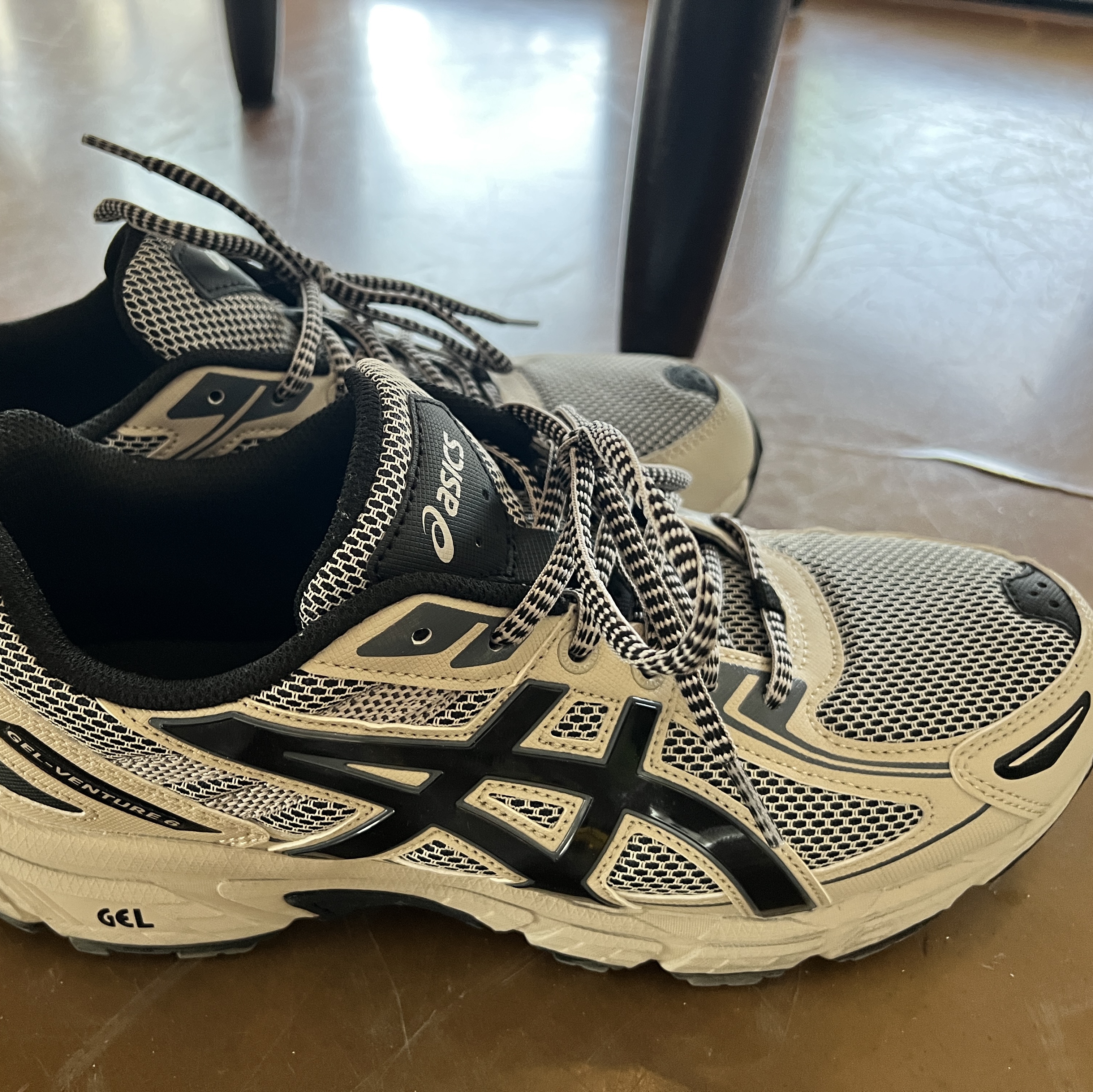 Asics Gel-Venture 6 Feather Grey Black 착용 스타일