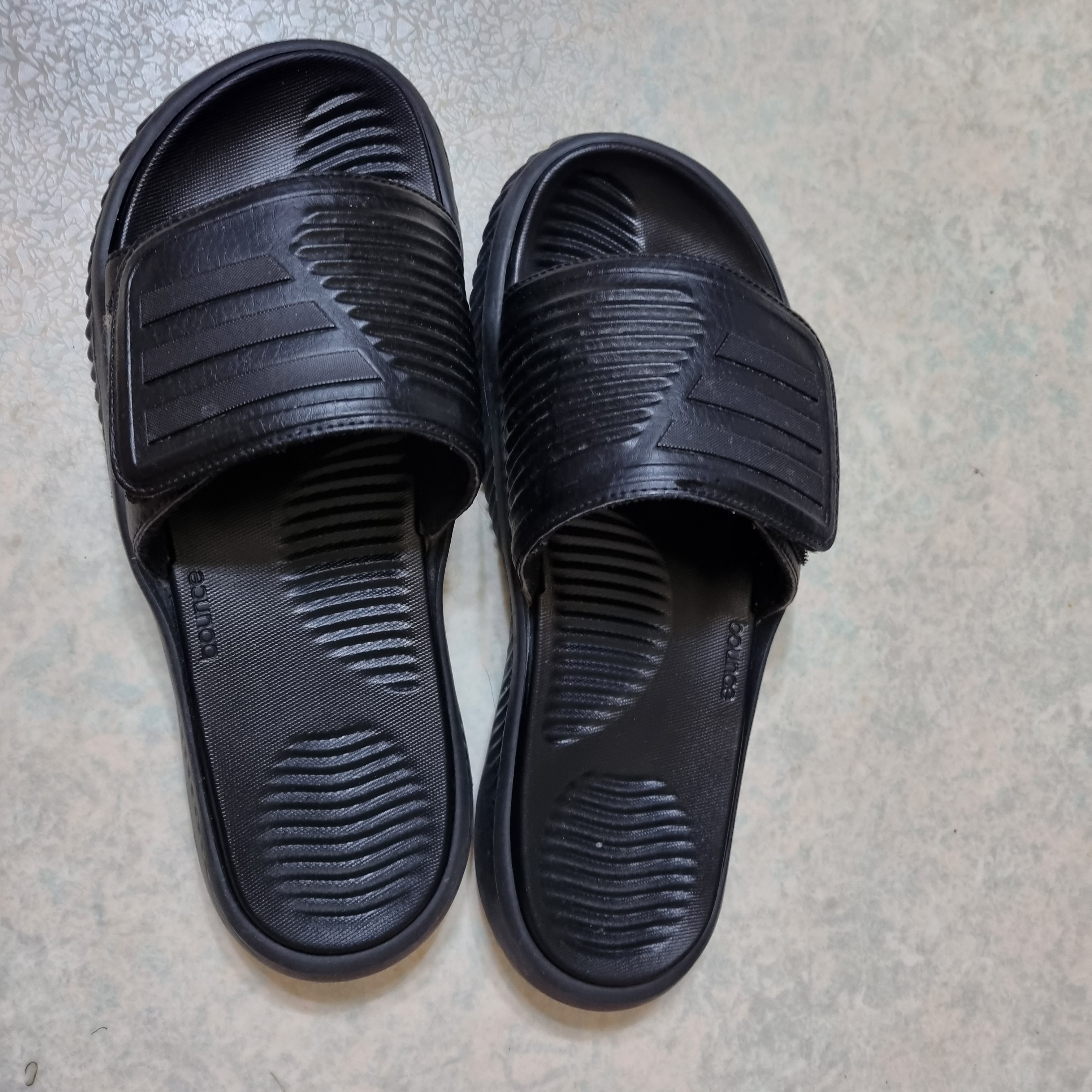 Adidas Alphabounce Slide Core Black 착용 스타일