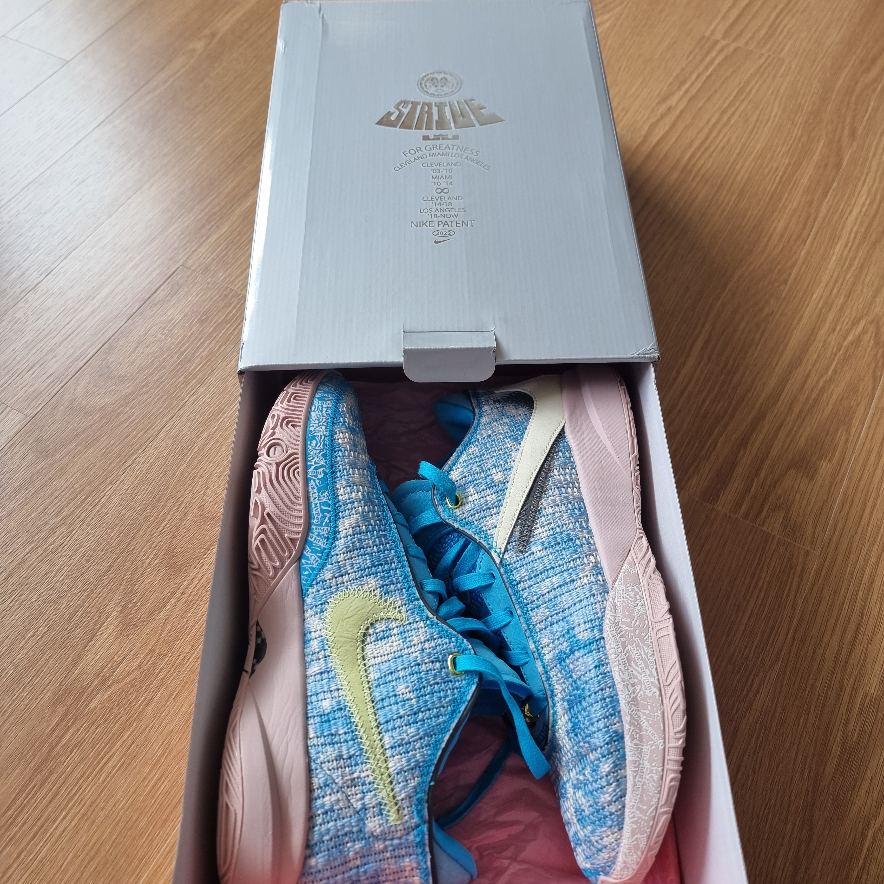 Nike LeBron XX ASW Blue Lightning Coconut Milk 착용 스타일 - 2