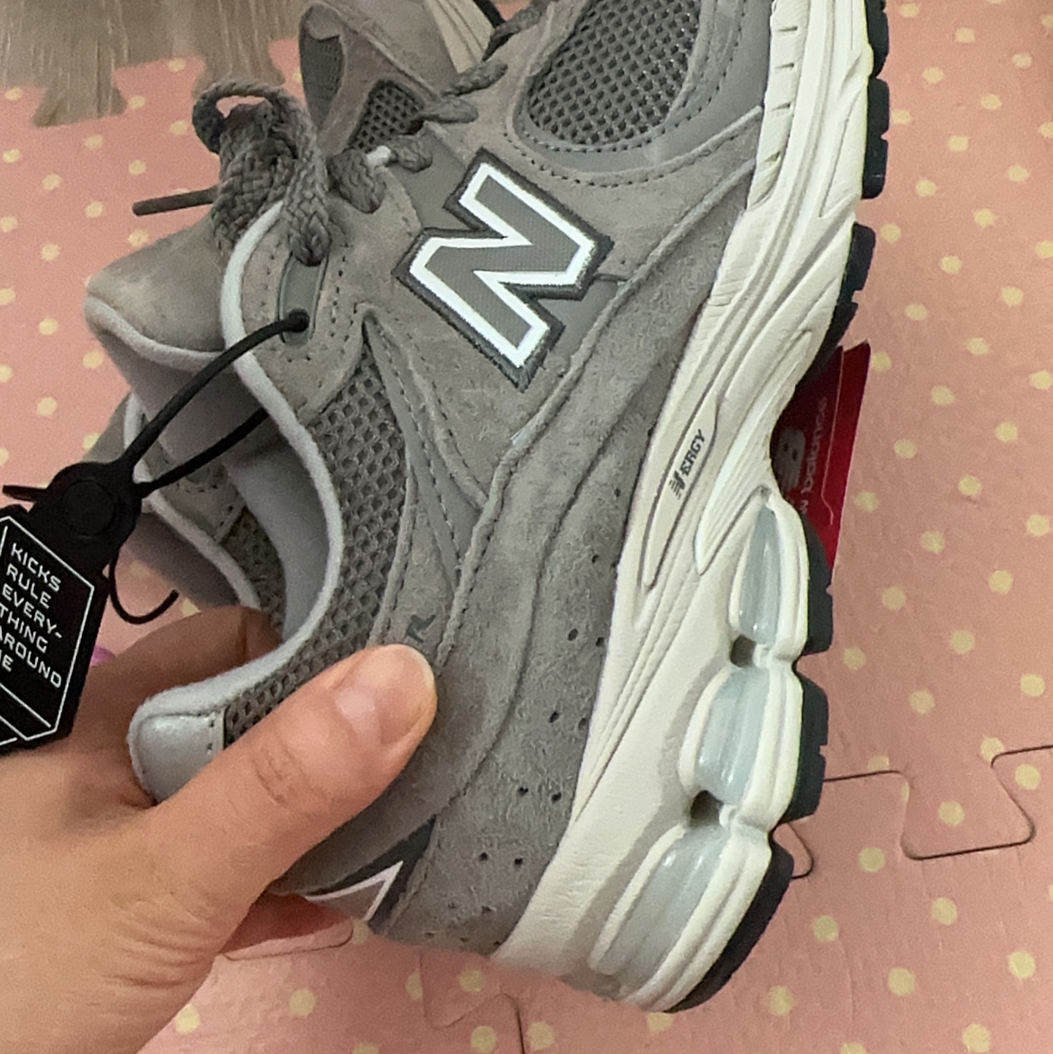 New Balance 2002R Grey 착용 스타일 - 1