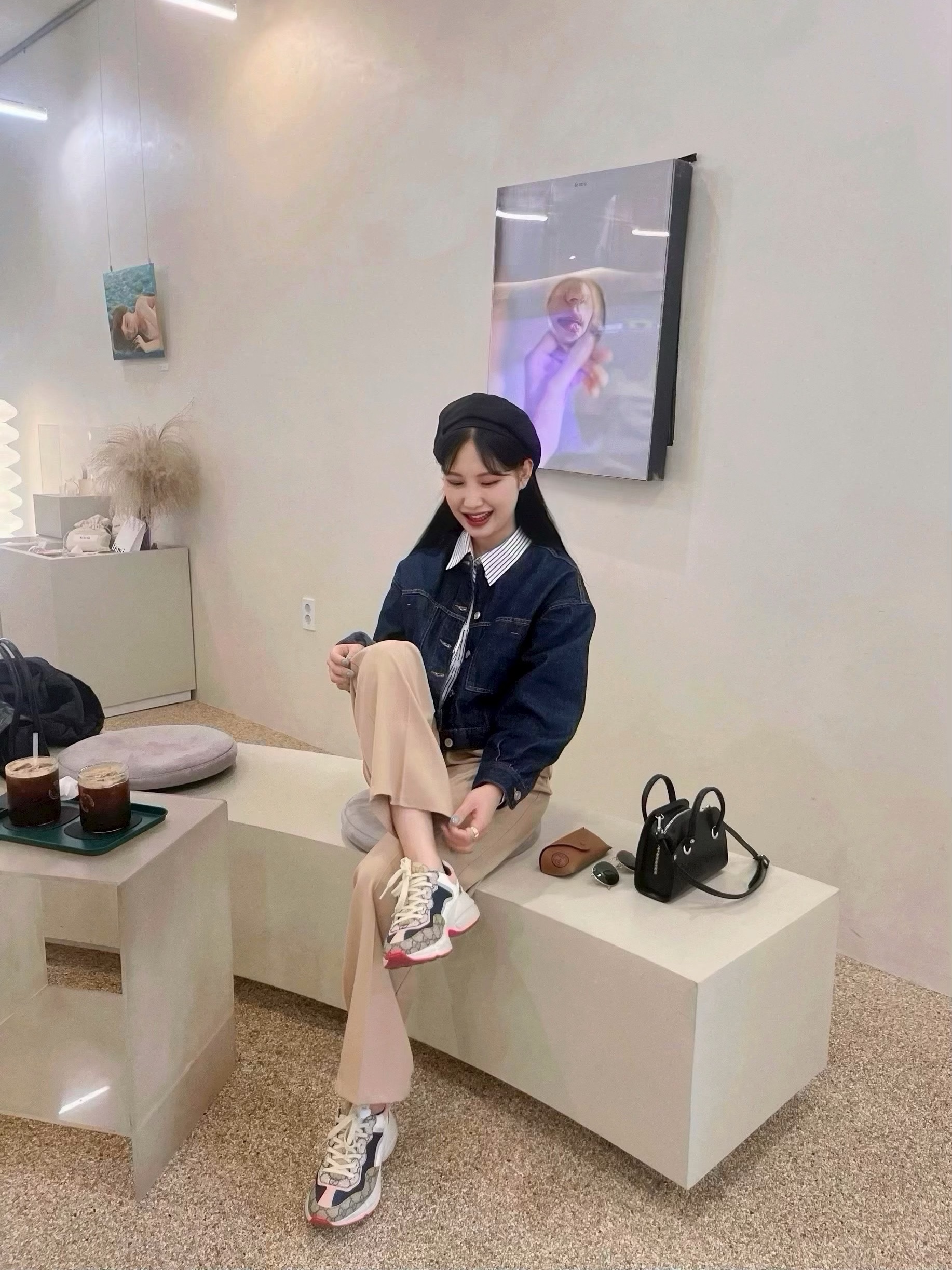 (W) 구찌 GG 롸이톤 스니커즈 베이지 에보니 블루 착용 스타일 - 2
