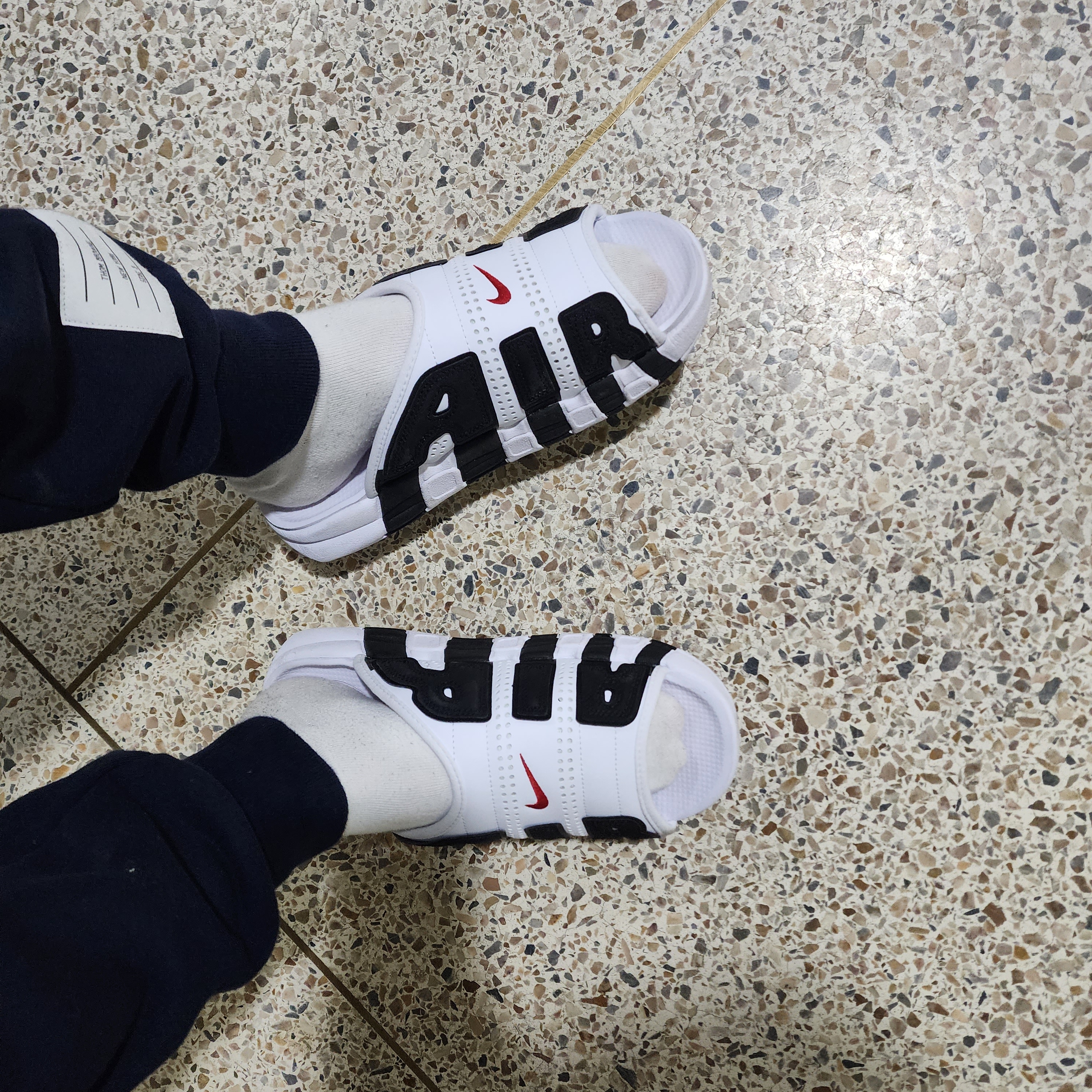Nike Air More Uptempo Slide White Black 착용 스타일