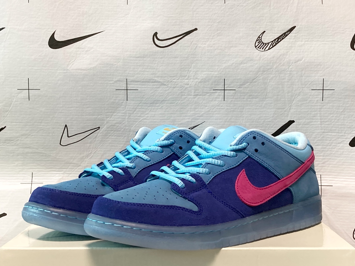 Nike x Run The Jewels SB Dunk Low Deep Royal Blue and Active Pink 착용 스타일