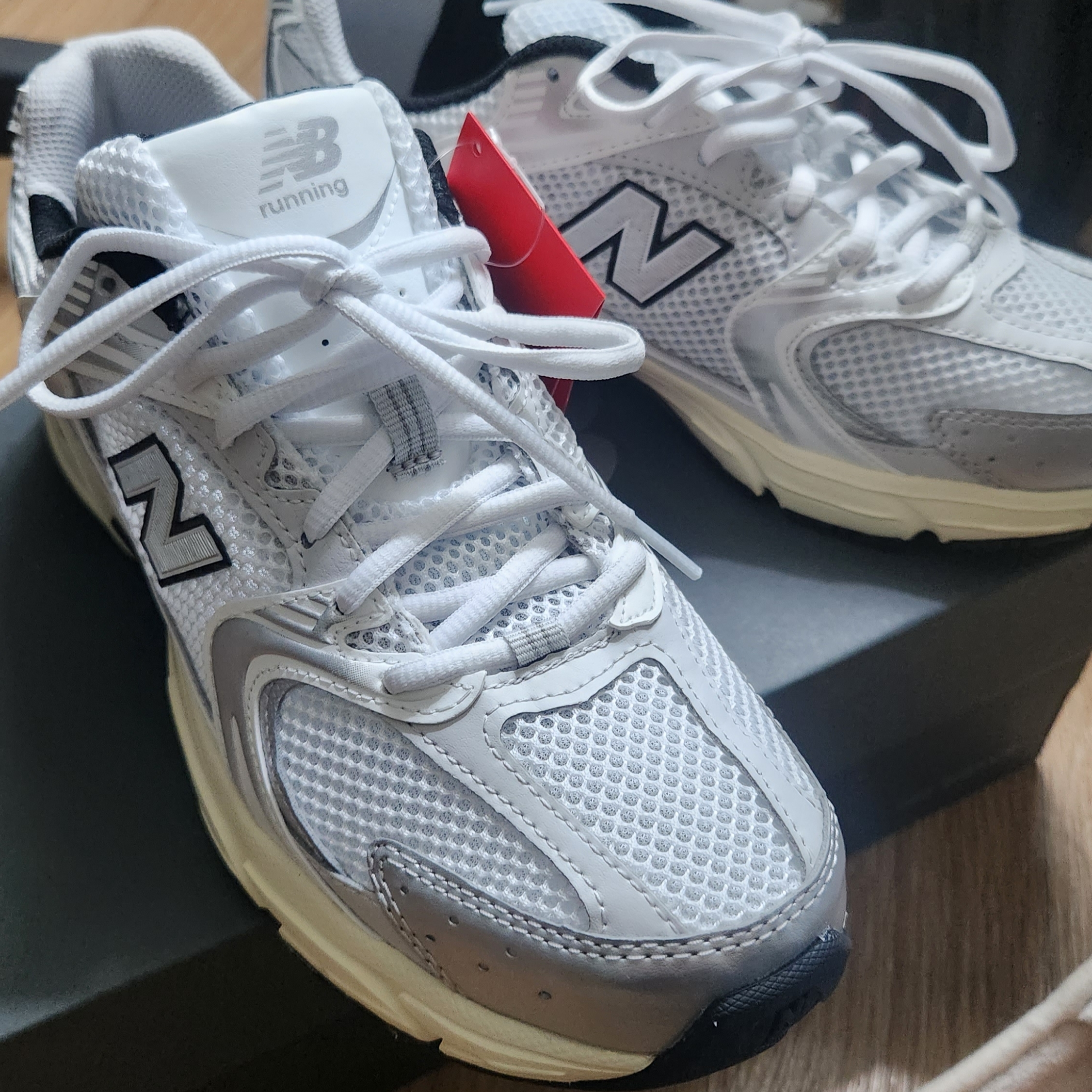 New Balance 530 Silver Cream 착용 스타일 - 2