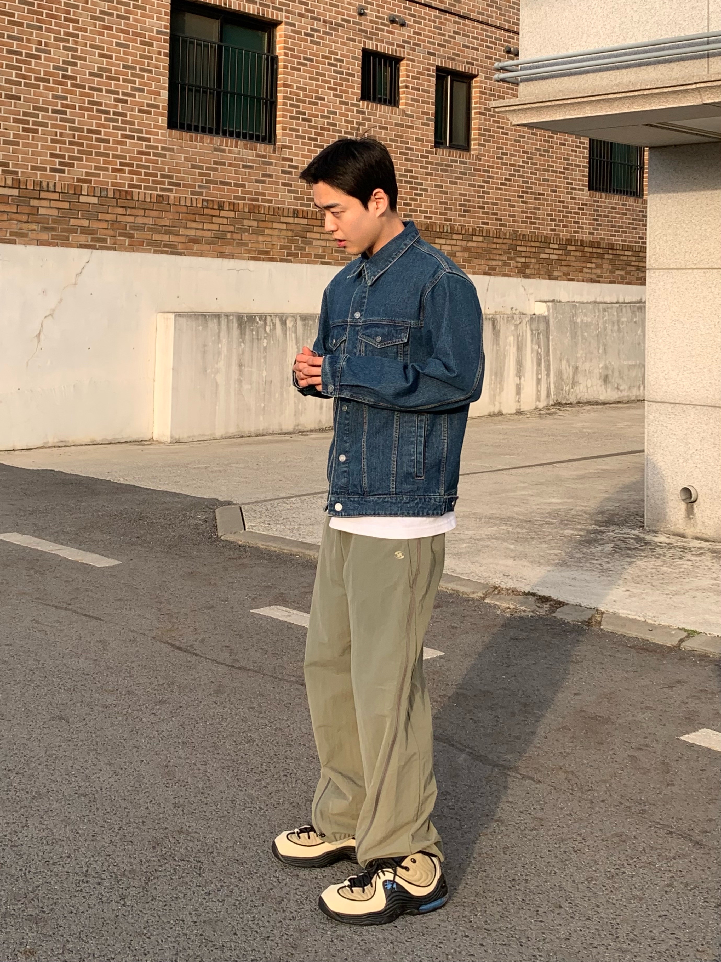 나이키 x 스투시 에어 페니 2 라탄 앤 라임스톤, 산산기어 지퍼 팬츠 그린 - 22SS 착용 스타일 - 1