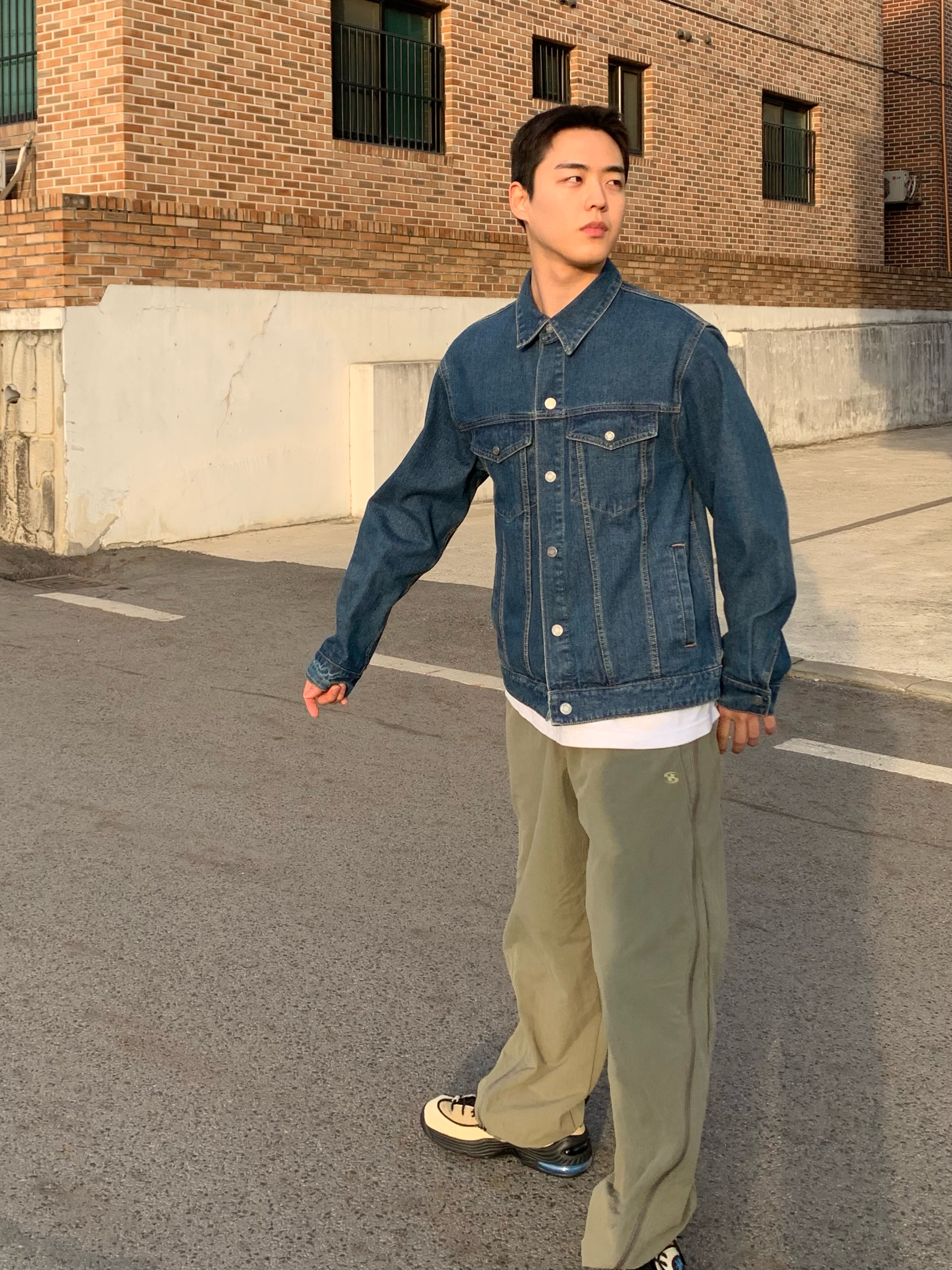 나이키 x 스투시 에어 페니 2 라탄 앤 라임스톤, 산산기어 지퍼 팬츠 그린 - 22SS 착용 스타일 - 2