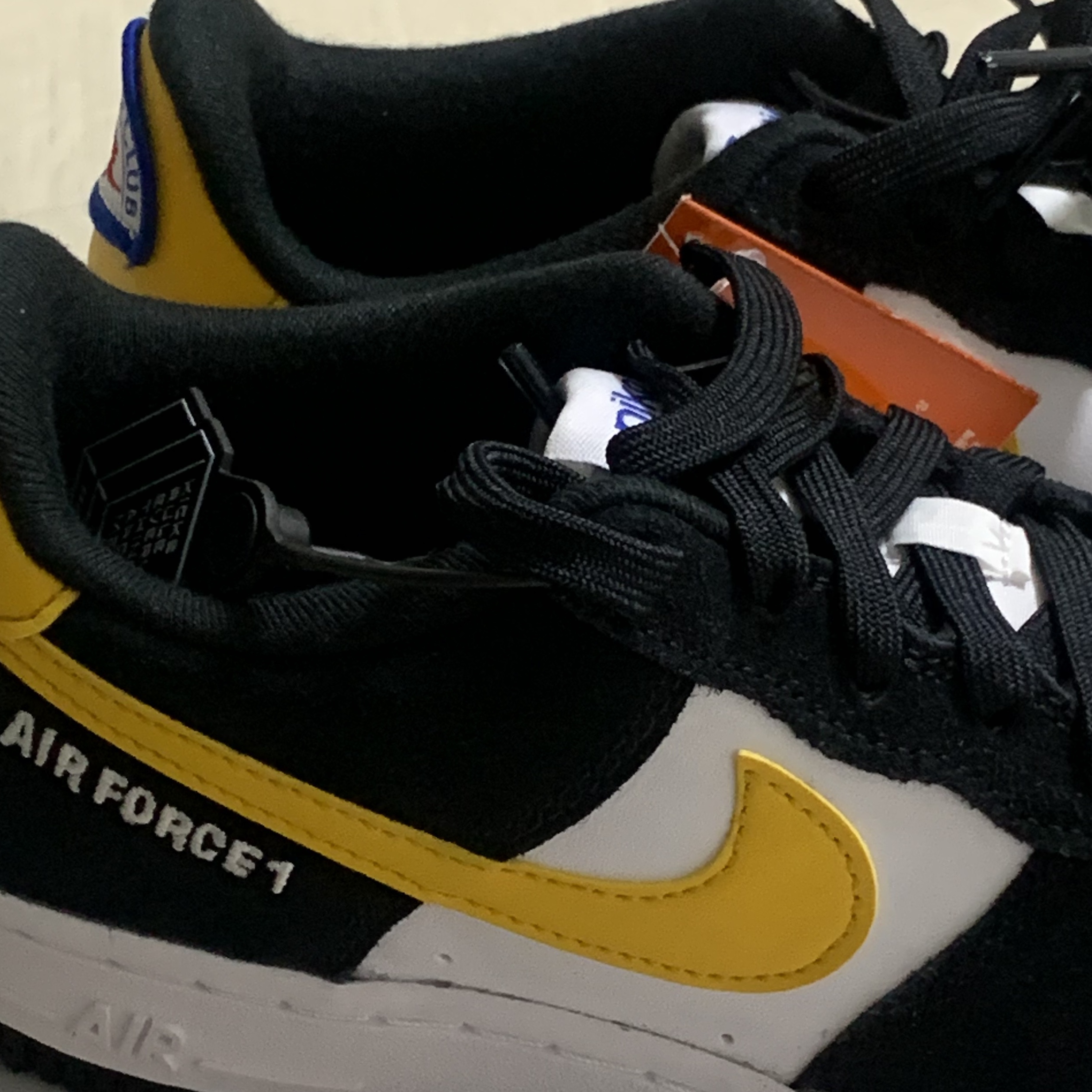 (GS) Nike Air Force 1 LV8 Athletic Club Black Dark Sulfur 착용 스타일
