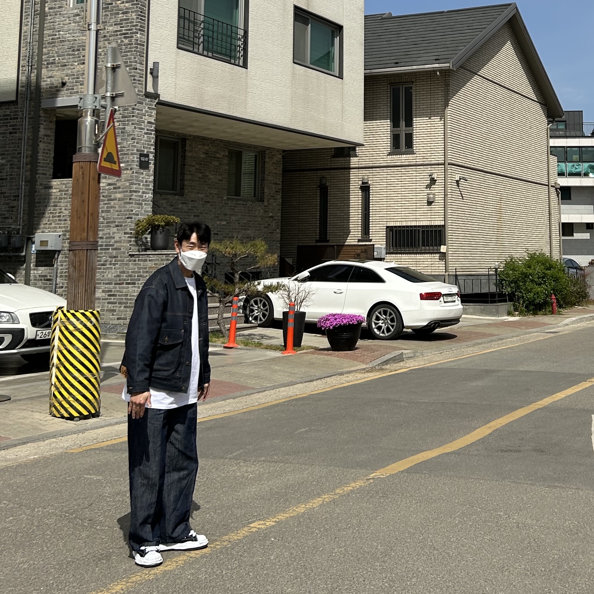 메종 미하라 야스히로 블레이키 OG 솔 캔버스 로우탑 스니커즈 블랙 화이트 착용 스타일 - 1