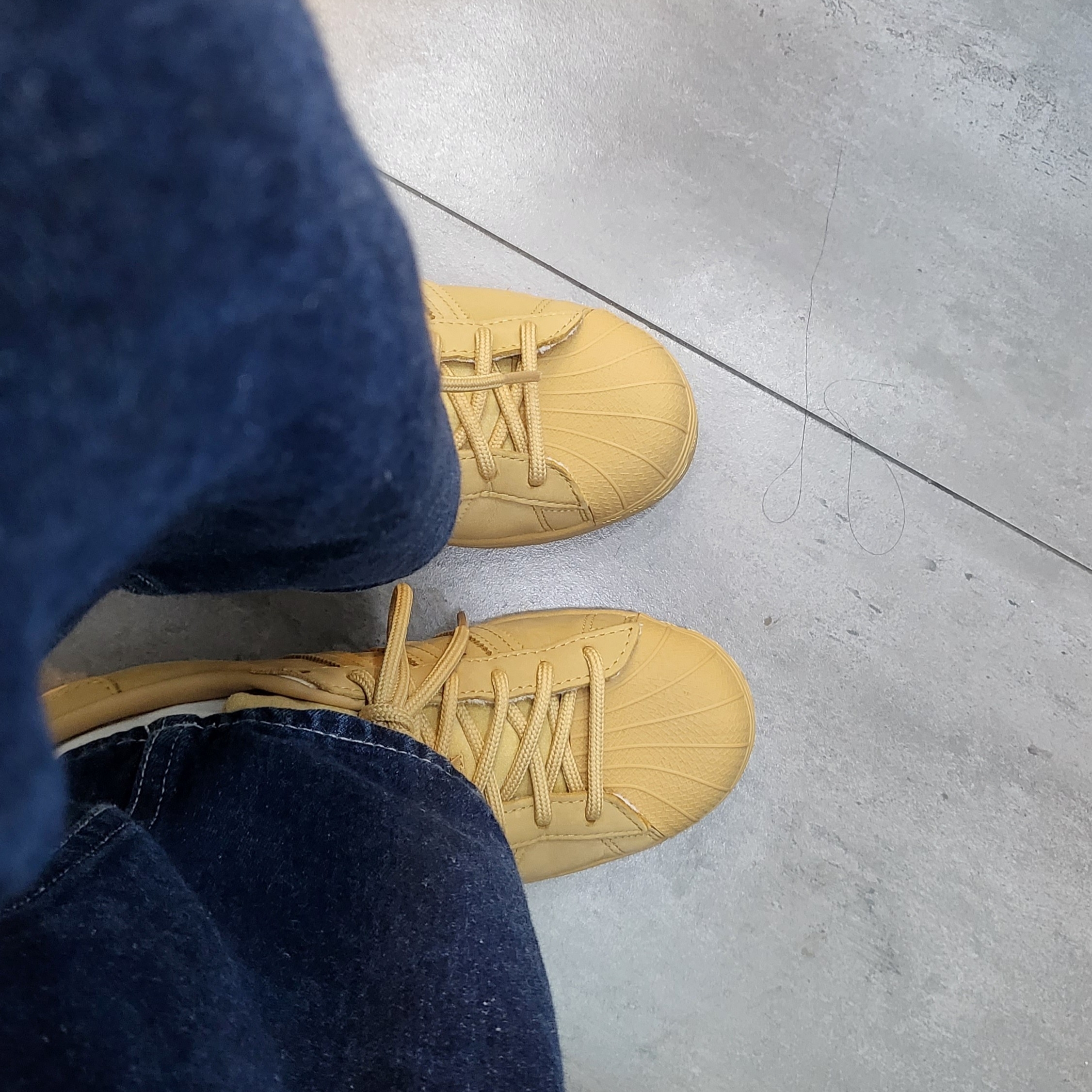 Adidas Superstar Golden Beige 착용 스타일