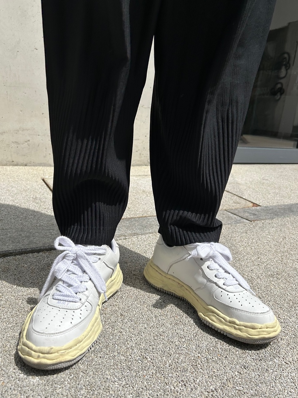 Maison Mihara Yasuhiro Wayne OG Sole Leather Low-top Sneakers White, Homme Plisse Issey Miyake Basics Pants Black 착용 스타일 - 2