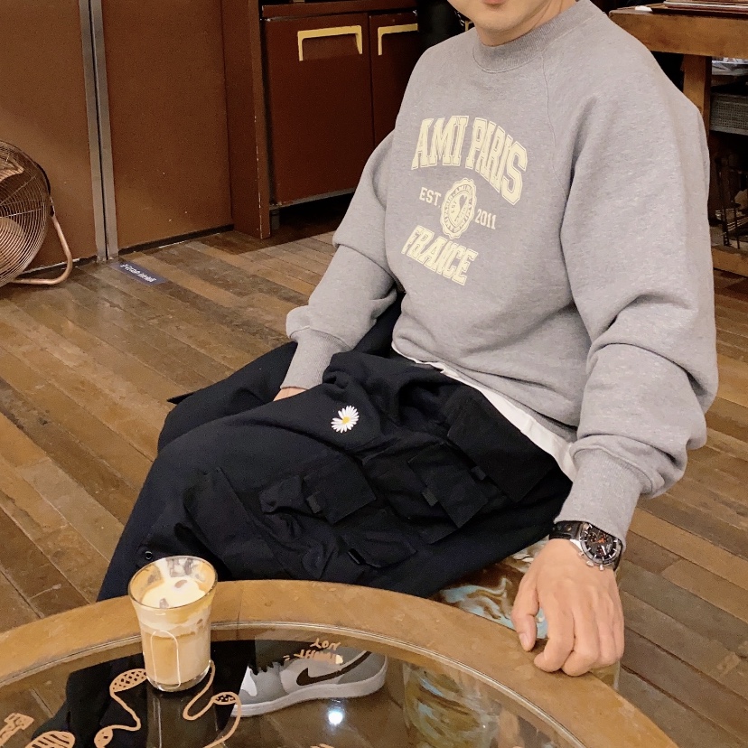AMI Paris France Sweatshirt Heather Grey, Nike x Peaceminusone Wide Pants Black (DR0096-010) 착용 스타일 - 1