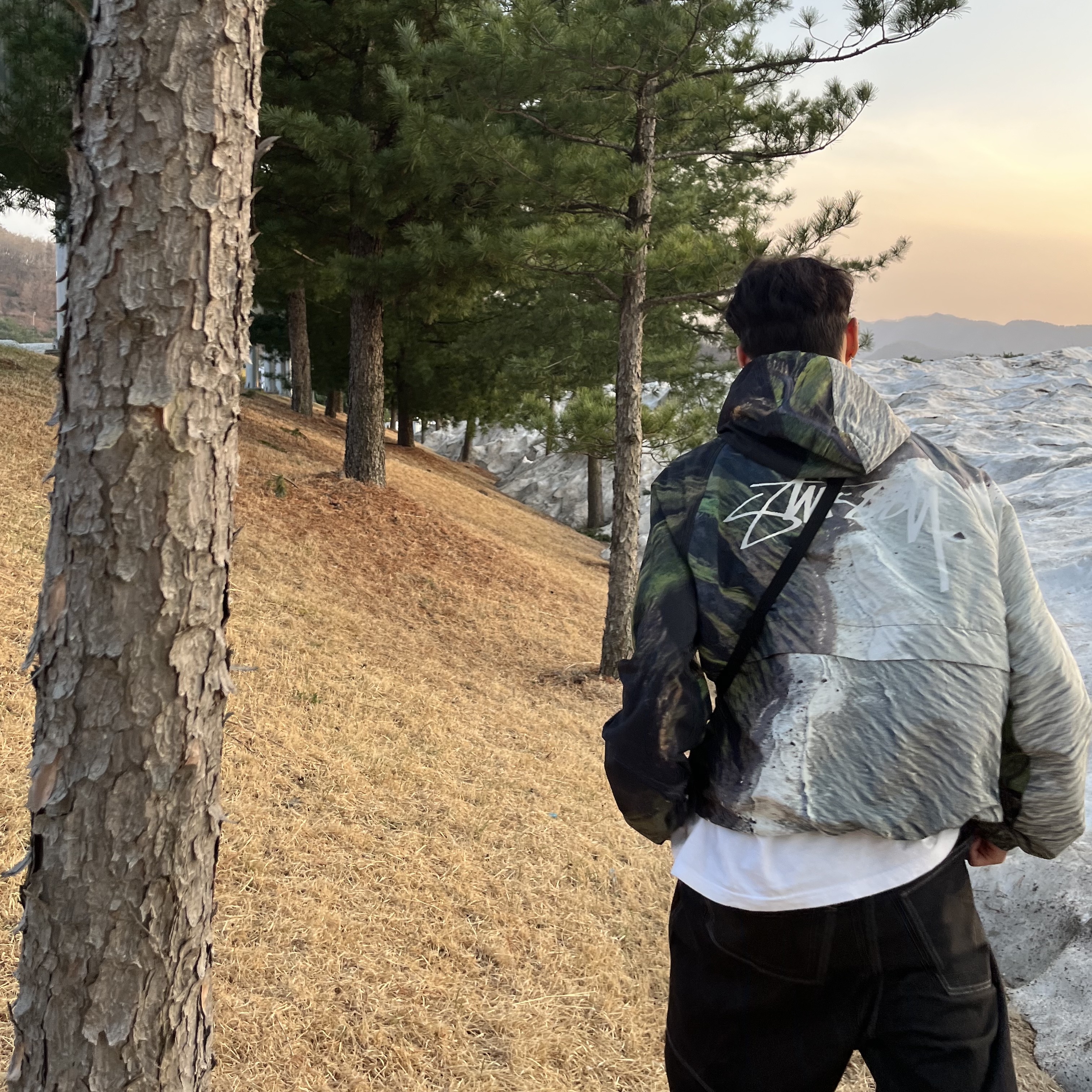스투시 코스트라인 비치 쉘 자켓 멀티, 아디다스 토바코 그루엔 다크 그린 착용 스타일 - 1
