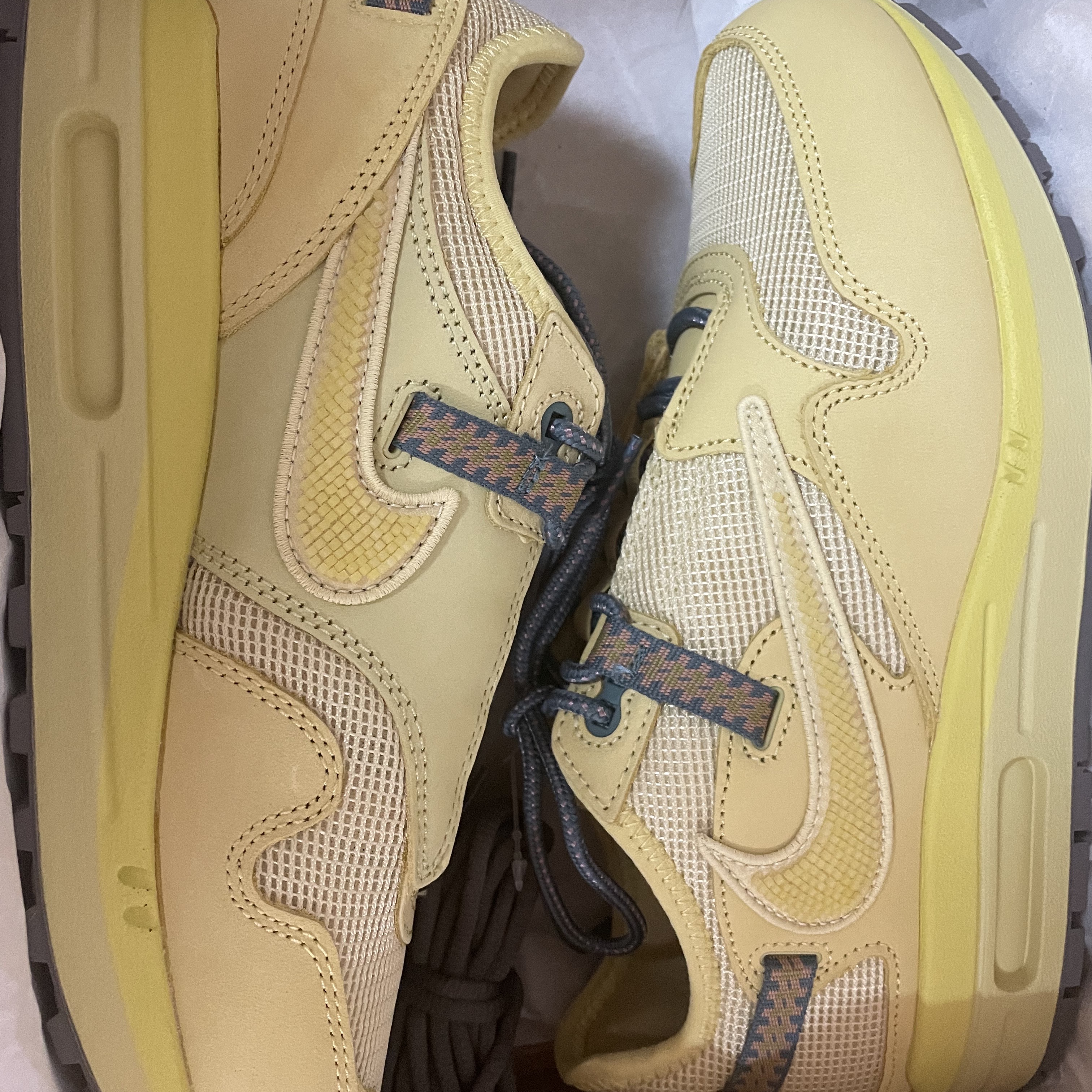 Nike x Travis Scott Air Max 1 Cact.us Gold 착용 스타일 - 2
