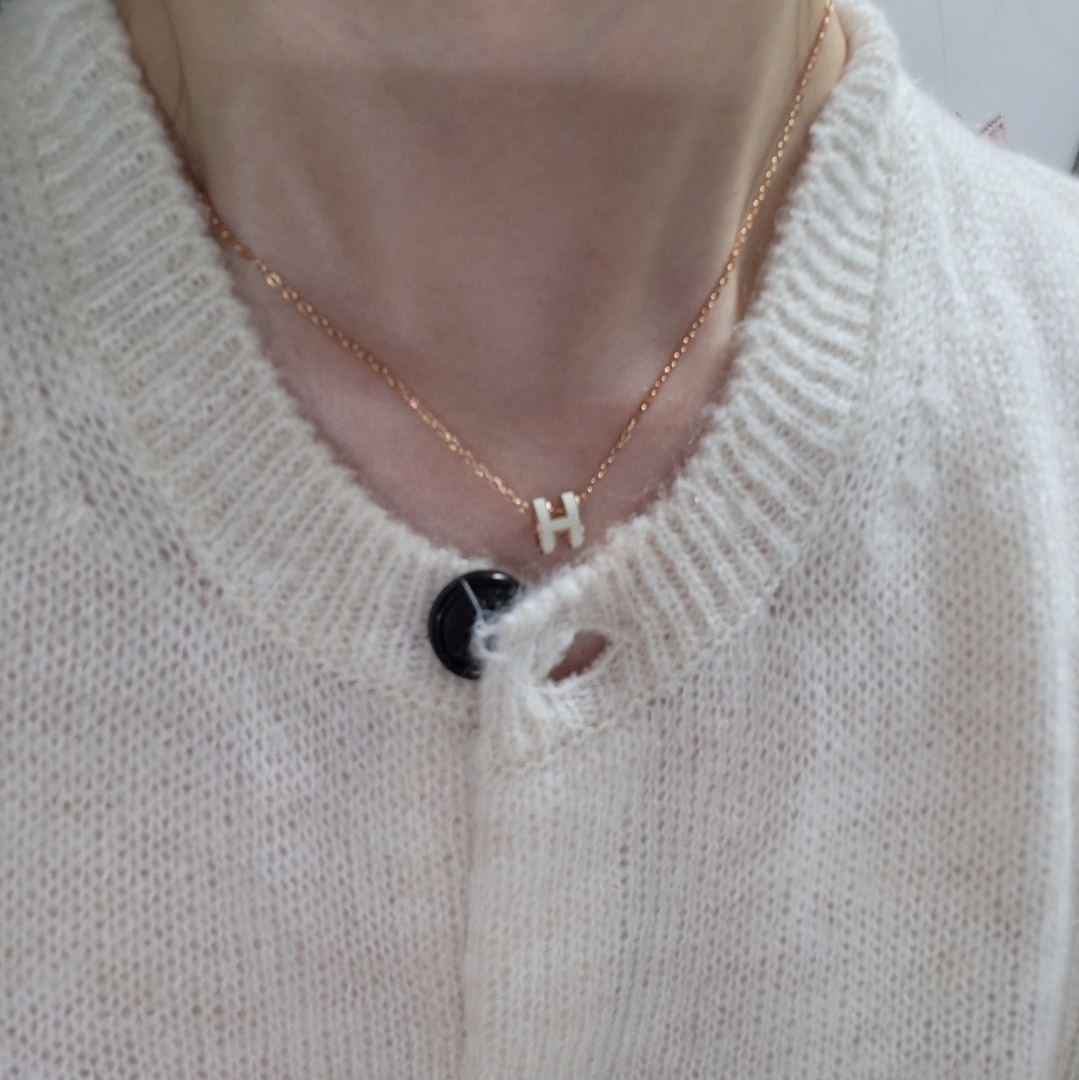 (W) Hermes Mini Pop H Pendant Rose Gold & Blanc 착용 스타일
