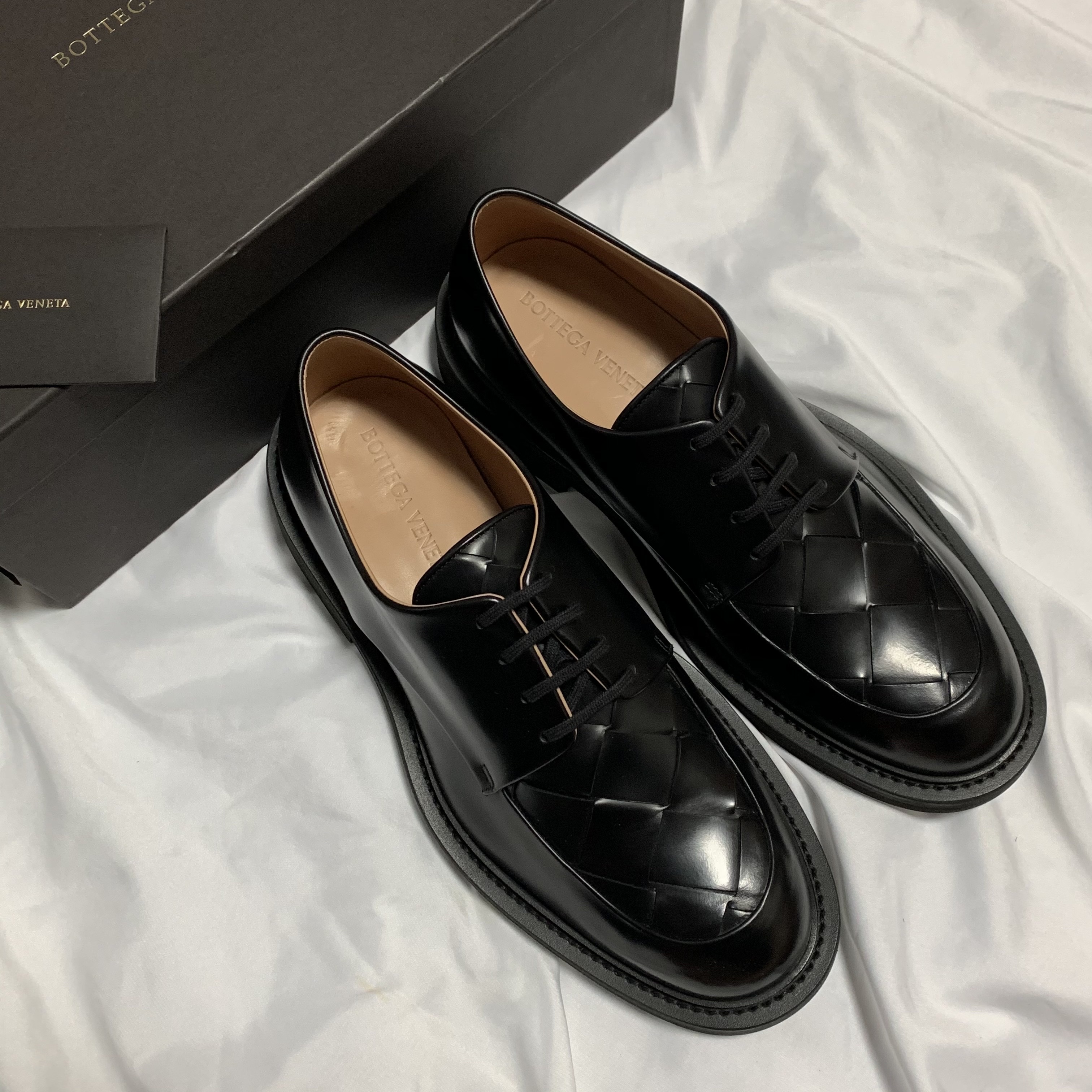 Bottega Veneta Intrecciato Derby Shoes Graphite Black 착용 스타일