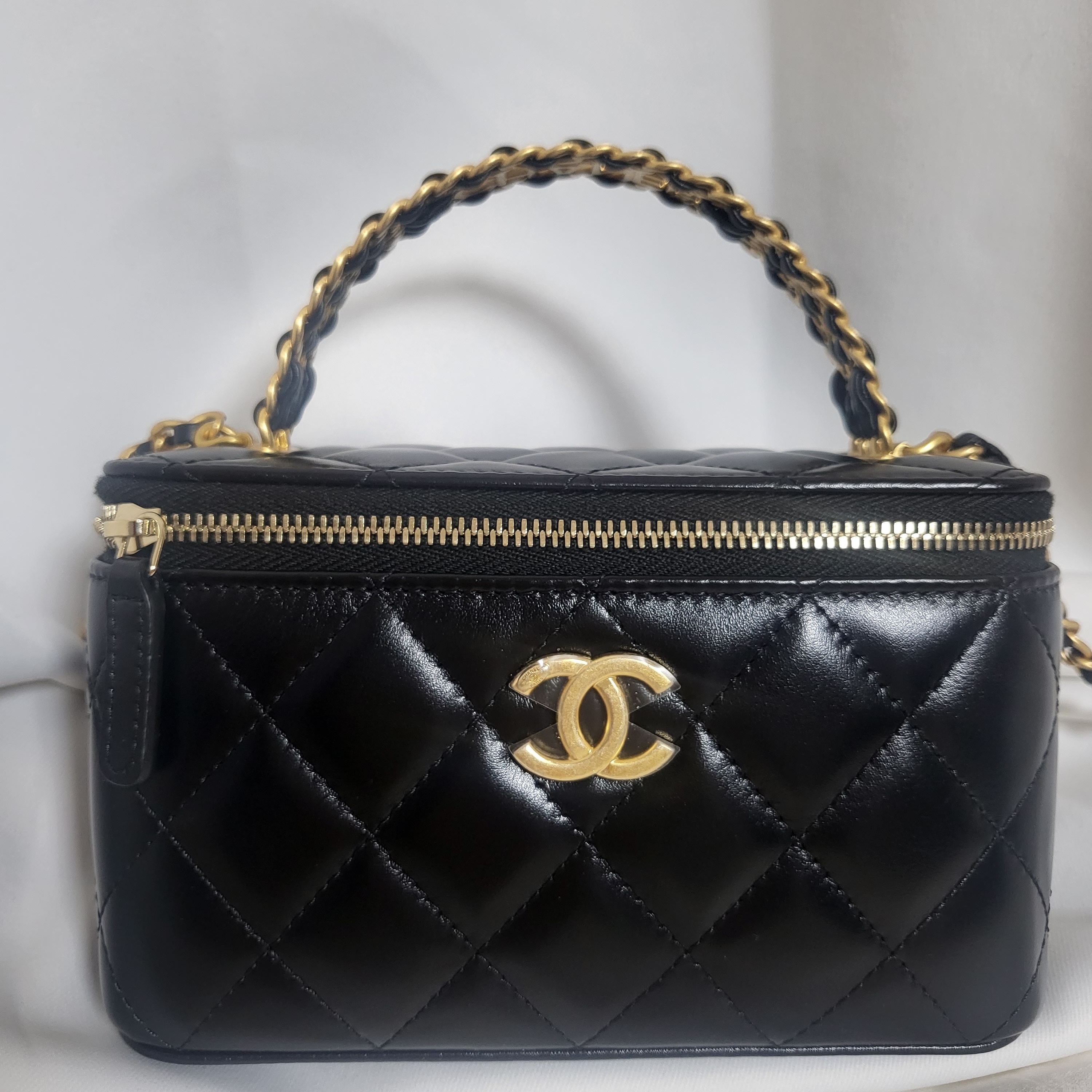 Chanel Clutch with Chain Shiny Calfskin & Gold Black 착용 스타일 - 1