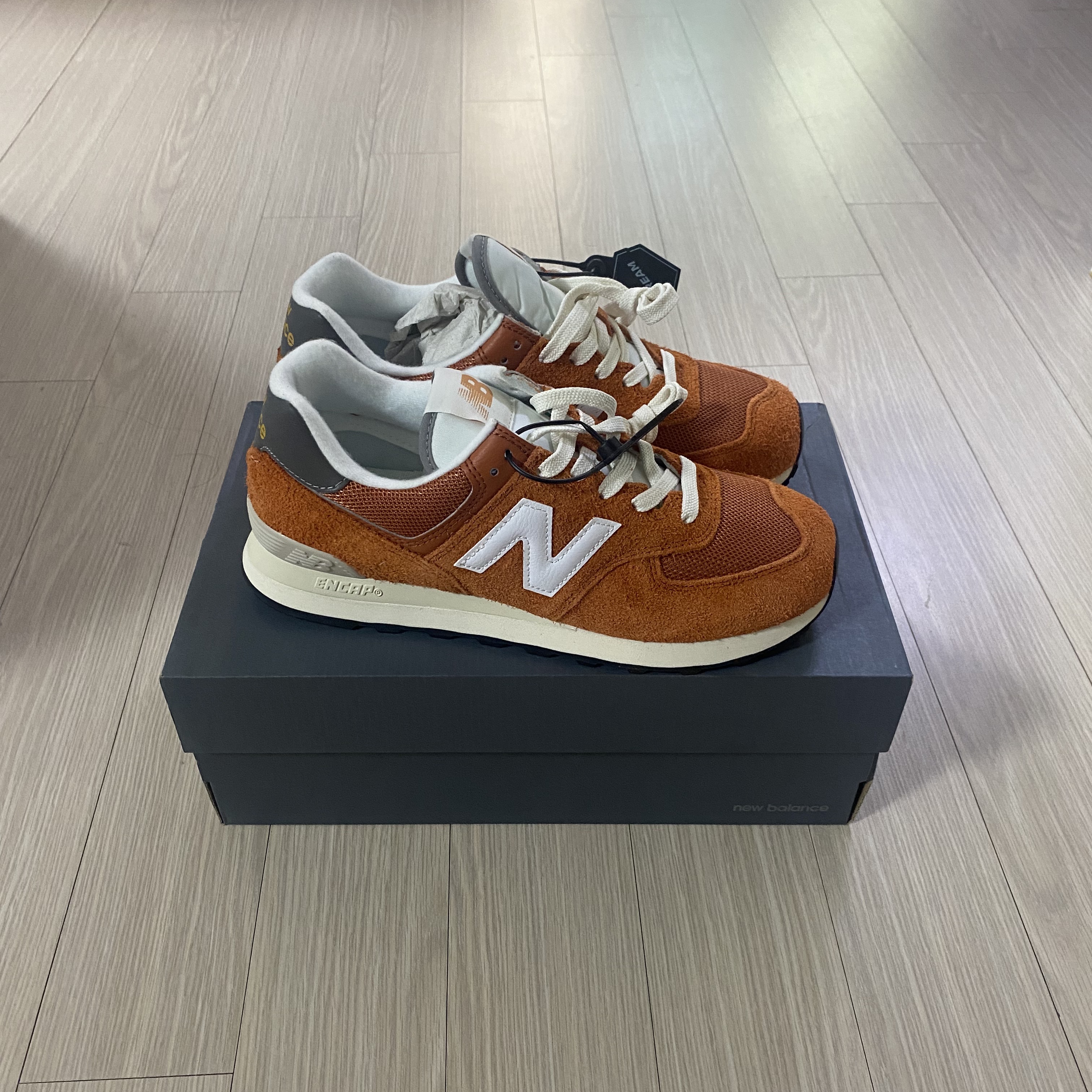 New Balance 574 Heritage Orange Burst White 착용 스타일 - 2