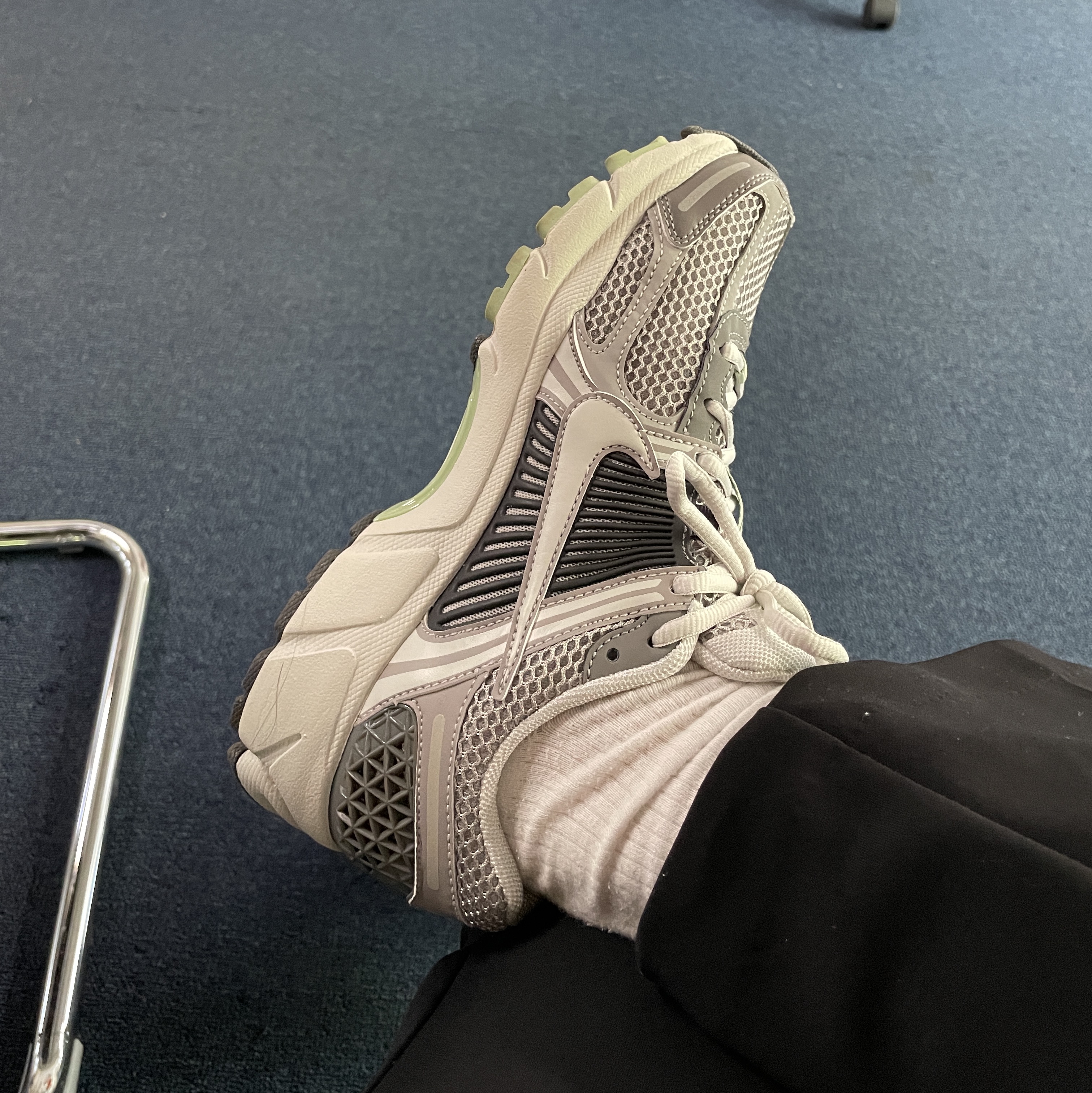 (W) Nike Zoom Vomero 5 Cobblestone and Flat Pewter 착용 스타일 - 2