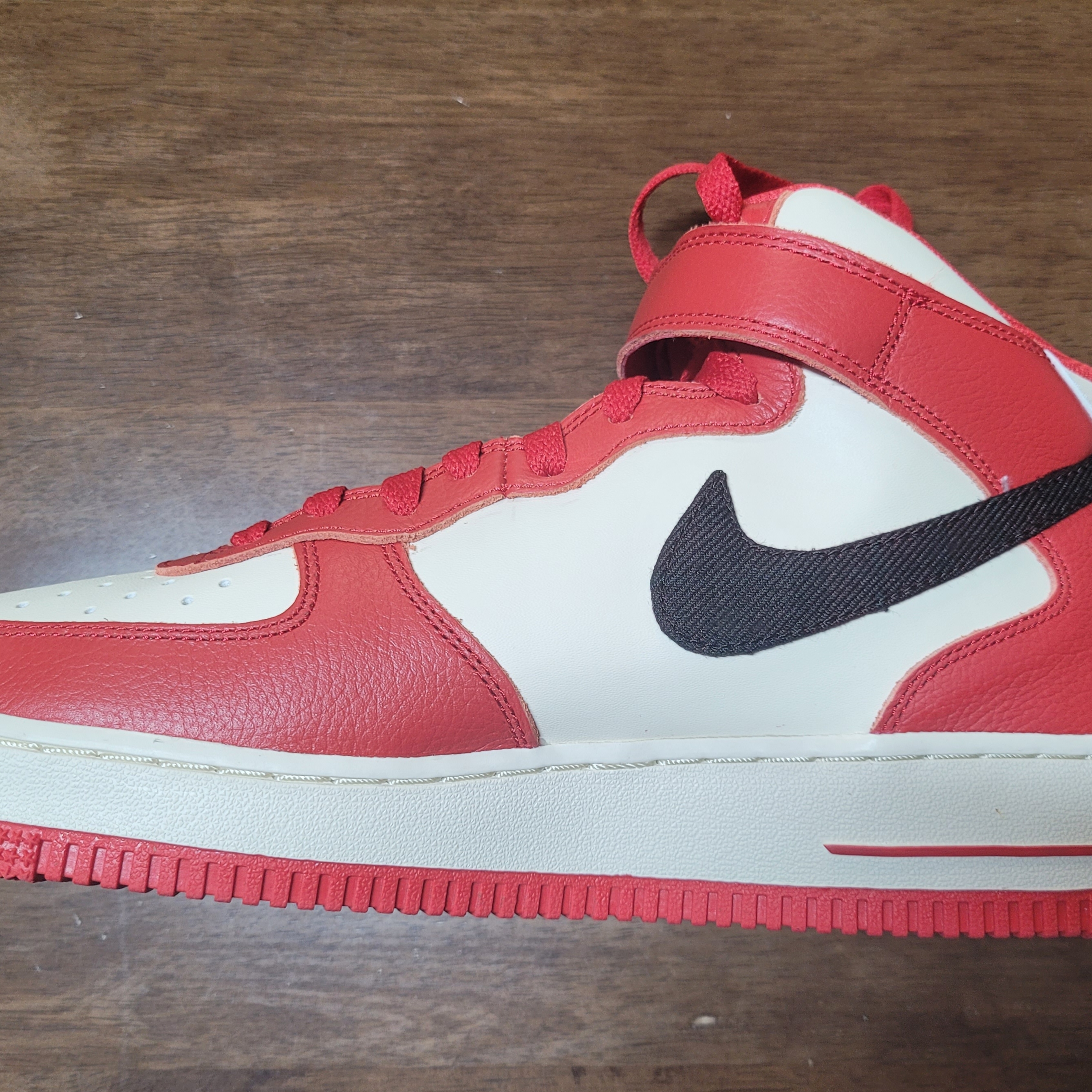 Nike Air Force 1 Mid '07 LX University Red and Pale Ivory 착용 스타일 - 3