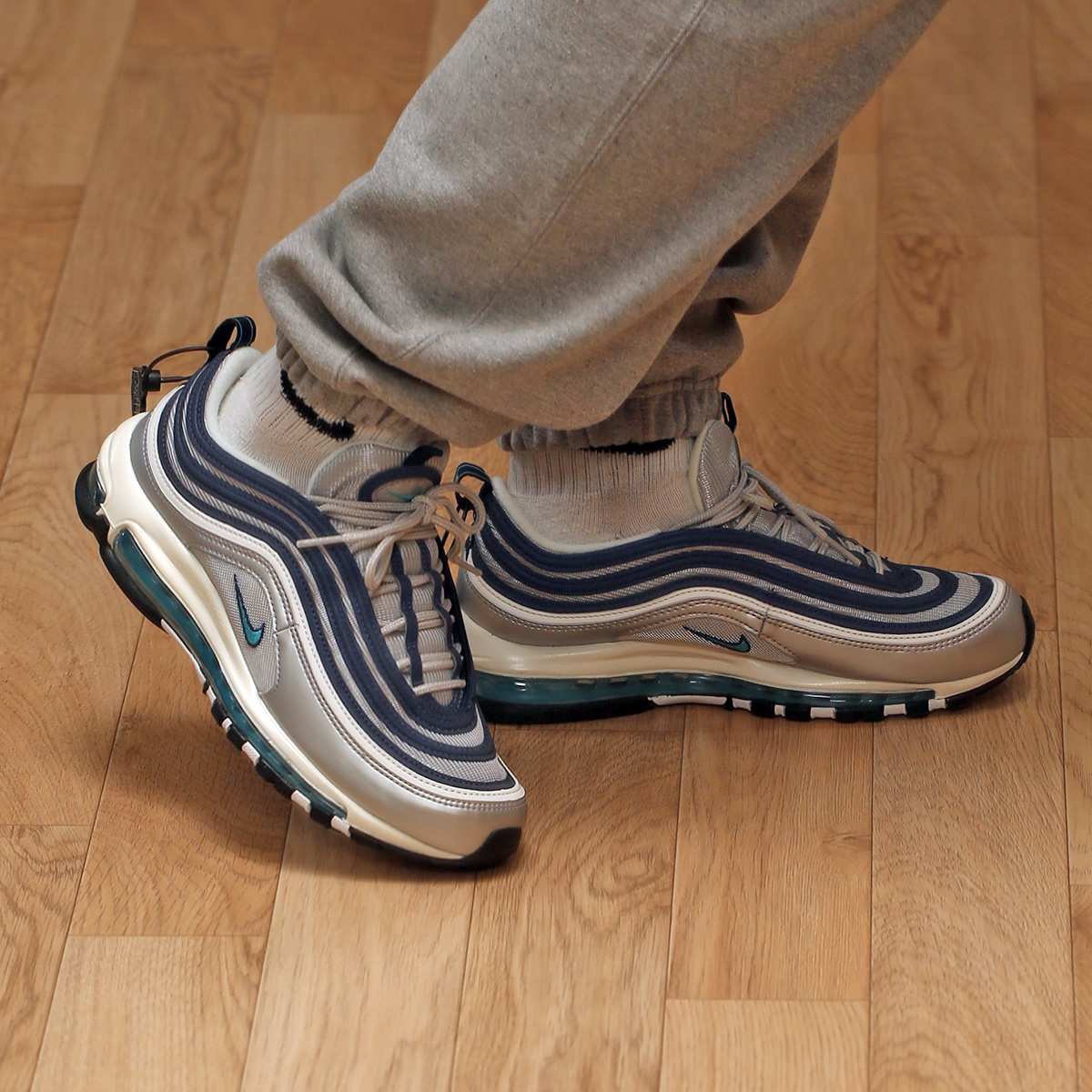 Nike Air Max 97 OG Metallic Silver and Chlorine Blue 착용 스타일 - 2