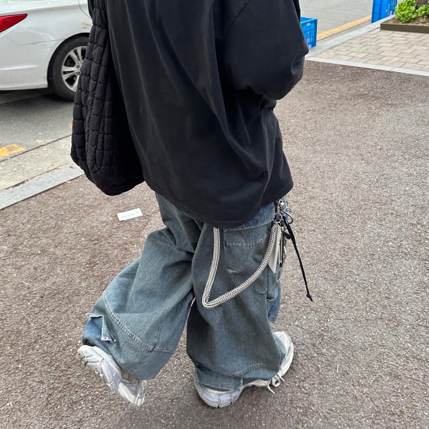 Balenciaga 3XL Sneakers Light Beige, COS Quilted Oversized Shoulder Bag Black 착용 스타일 - 2